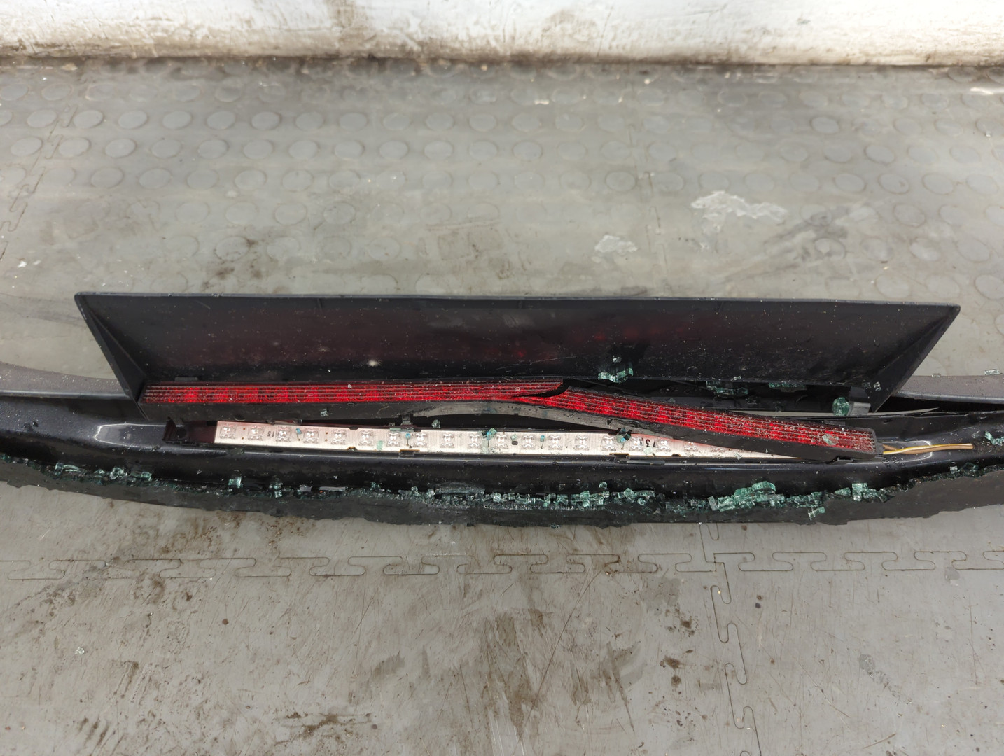 Дверь багажника