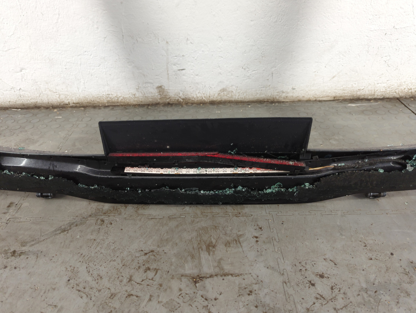 Дверь багажника