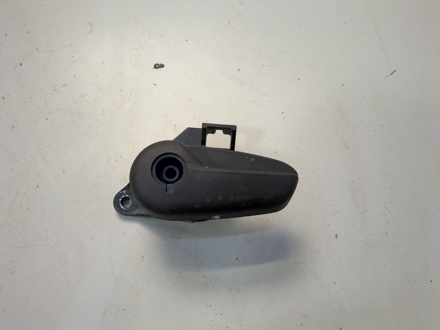 Ручка открывания капота