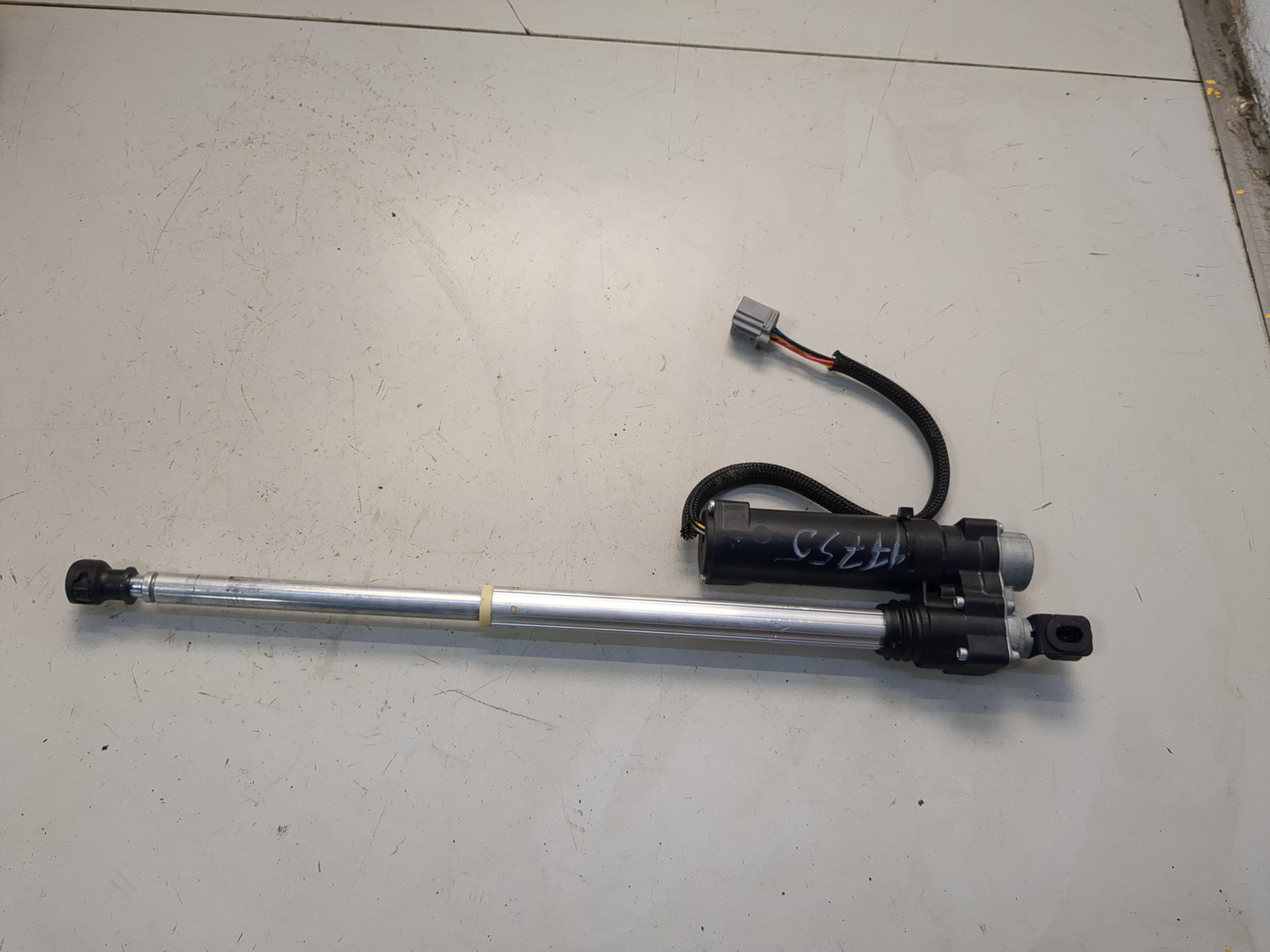 Амортизатор крышки багажника