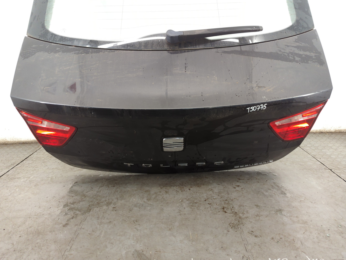 Дверь багажника