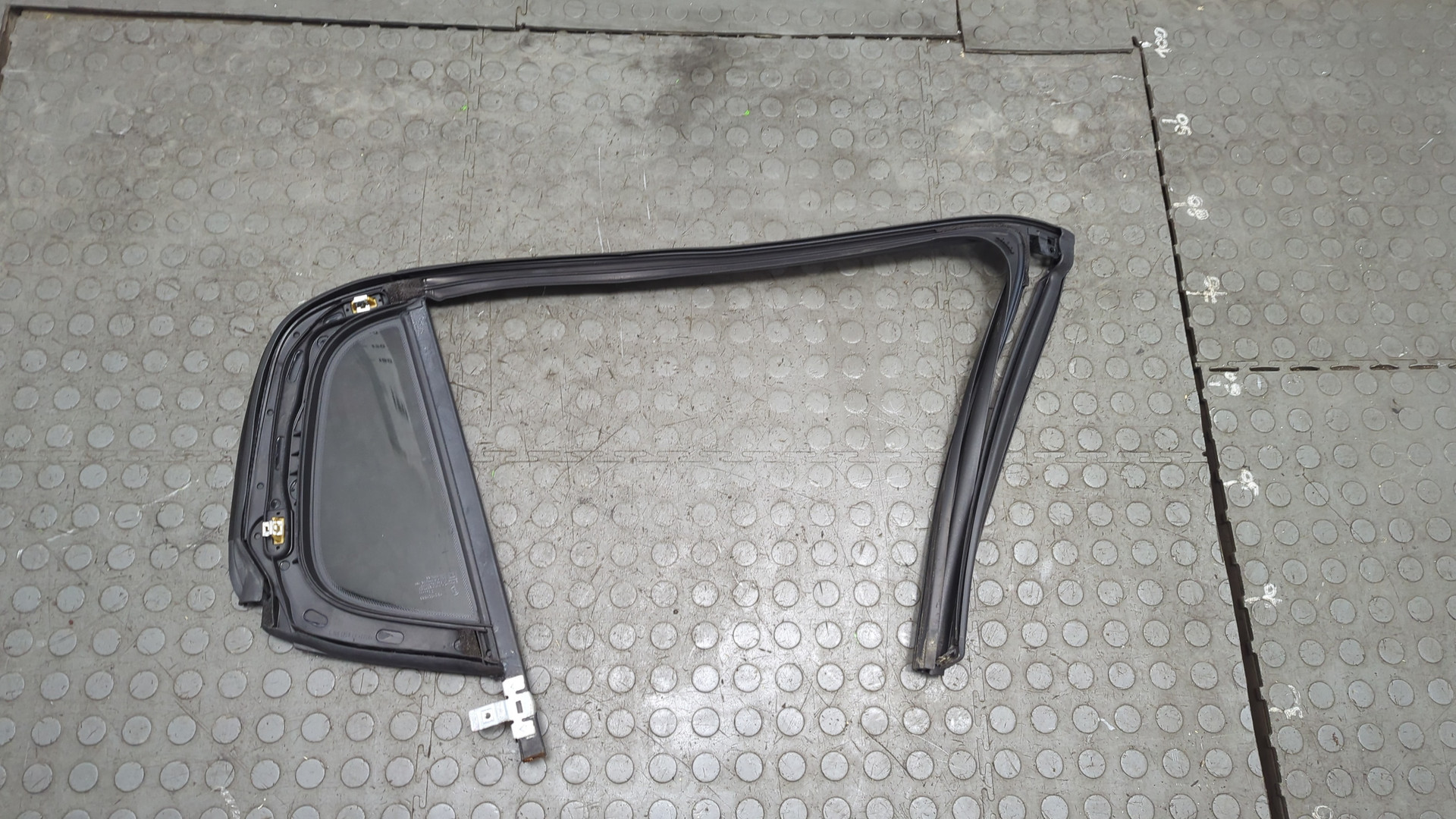 Стекло двери задней левой (форточка)