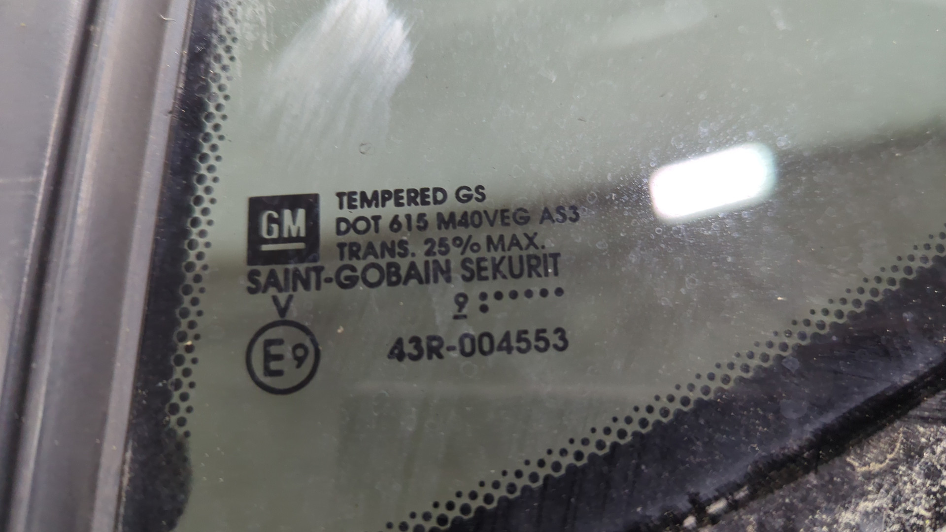 Стекло двери задней левой (форточка)