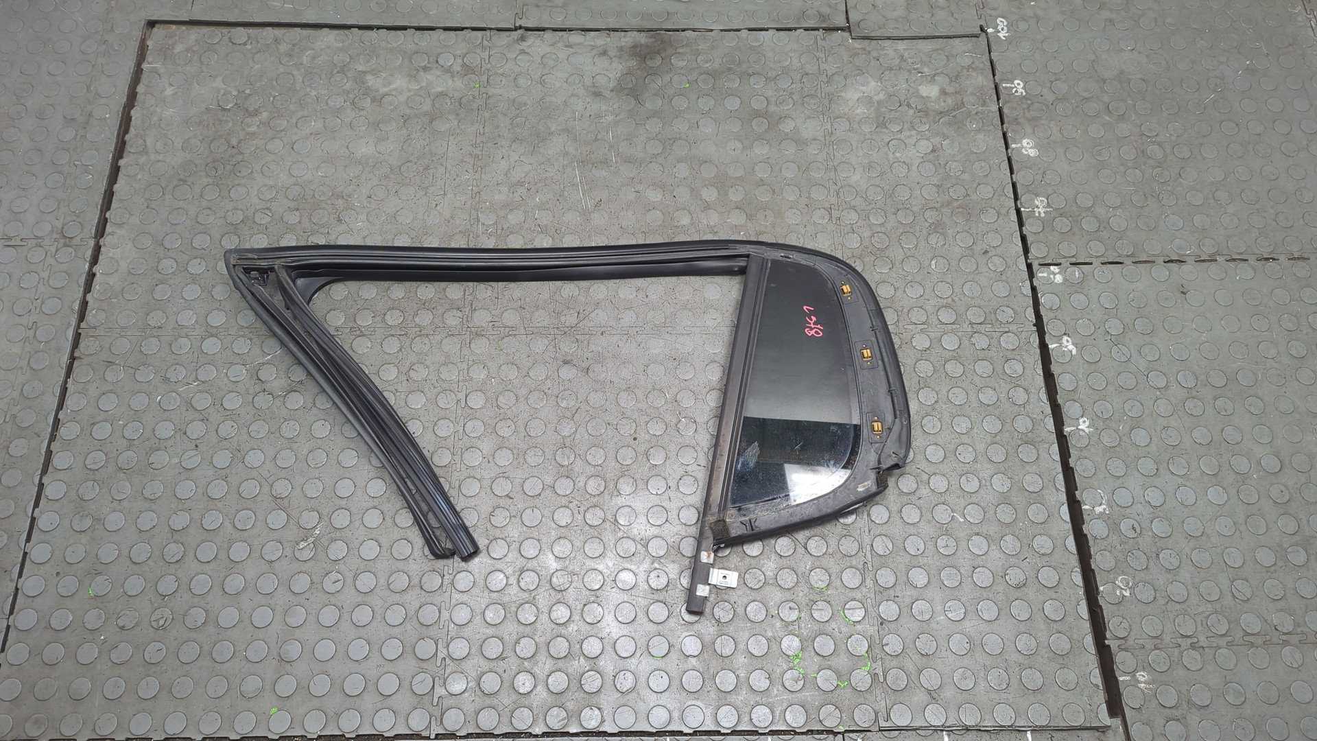 Стекло двери задней левой (форточка)