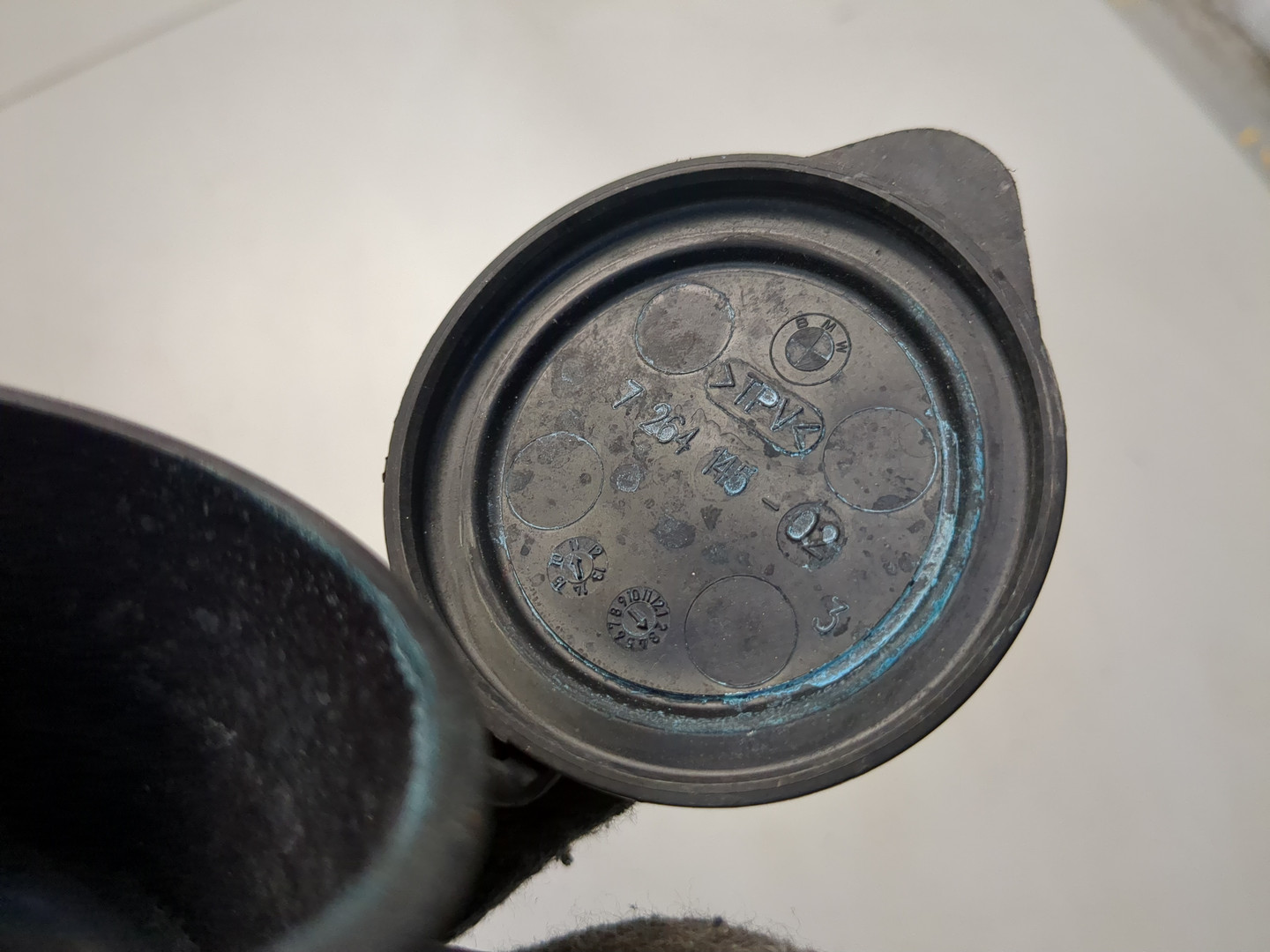 Горловина бачка омывателя