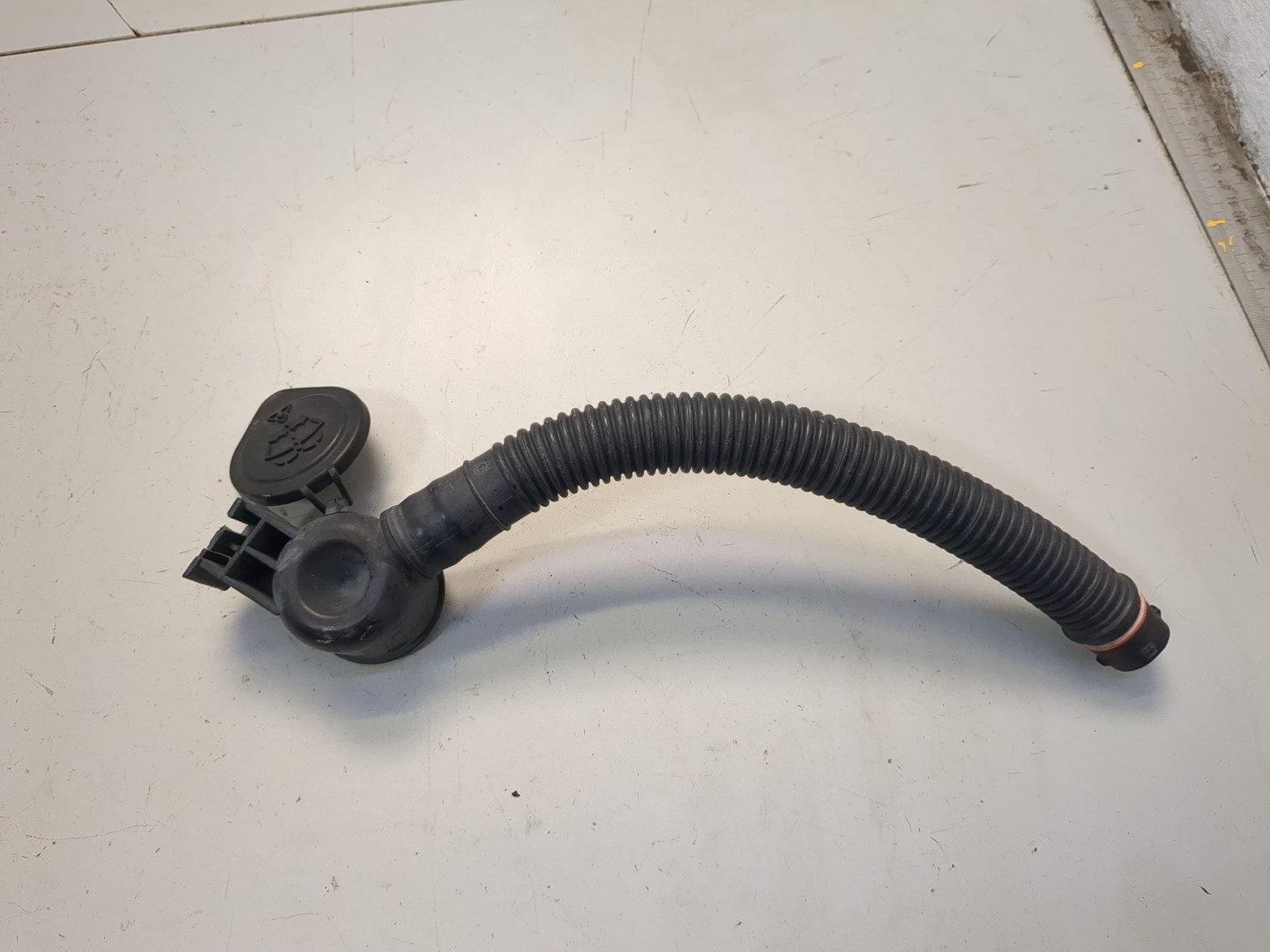 Горловина бачка омывателя