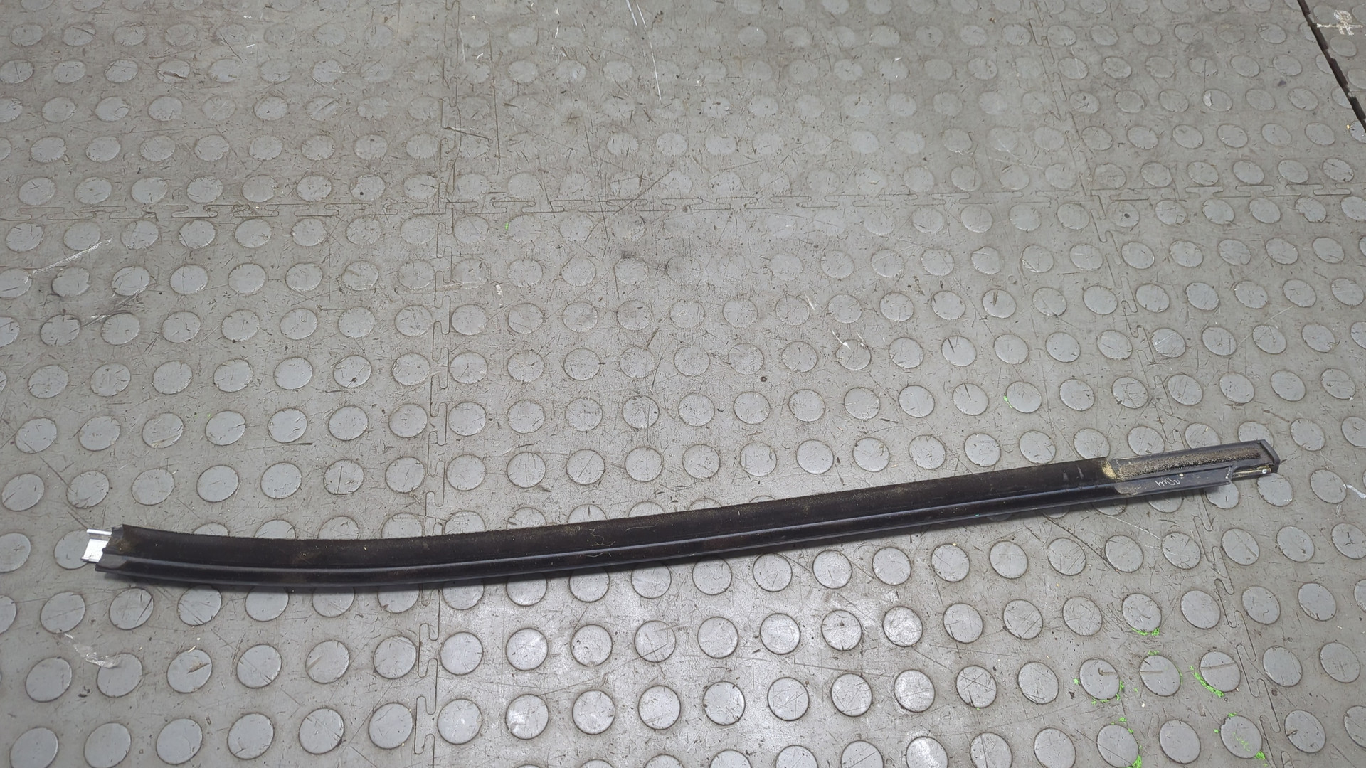 Накладка стекла заднего левого