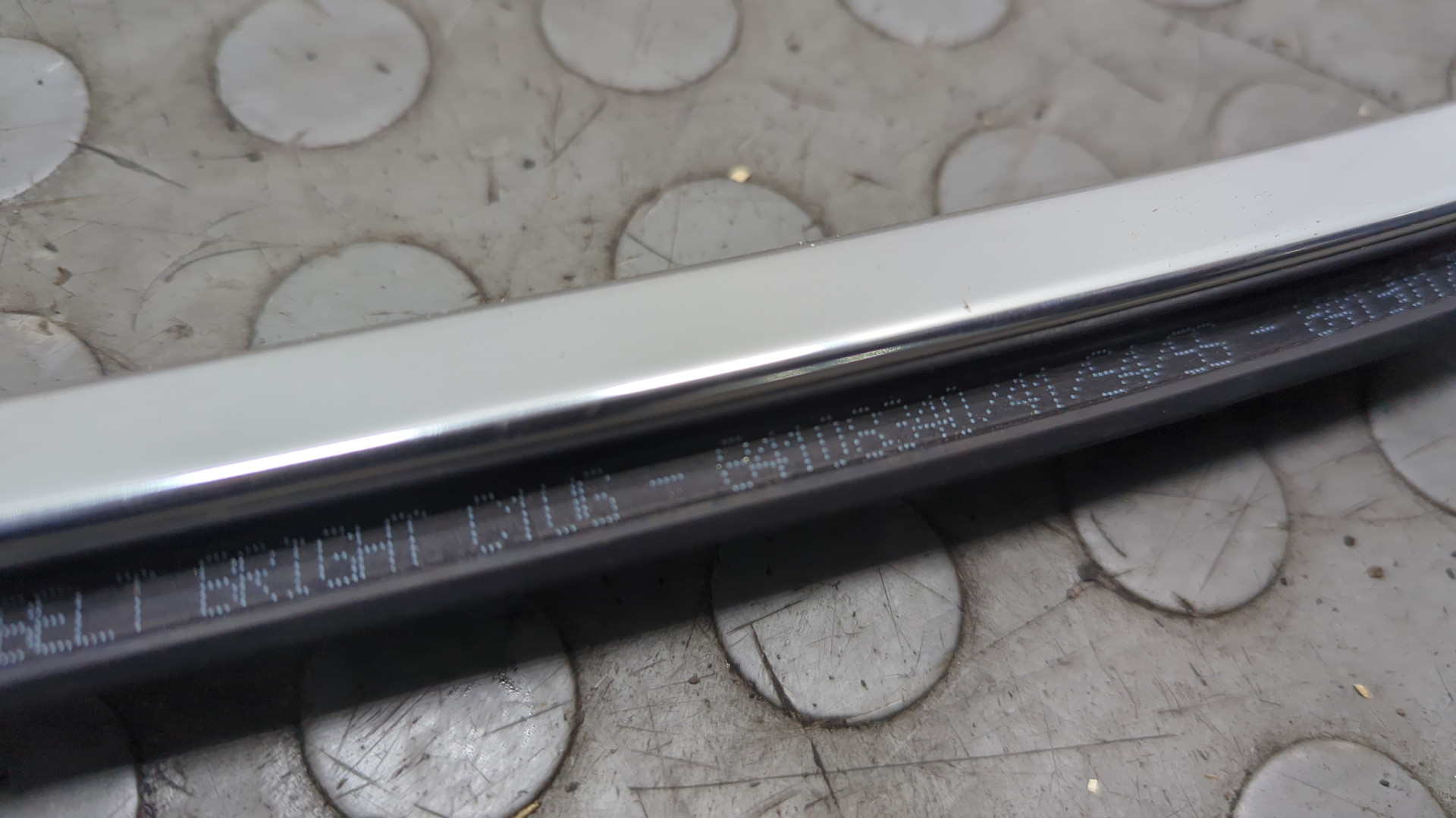 Накладка стекла заднего левого