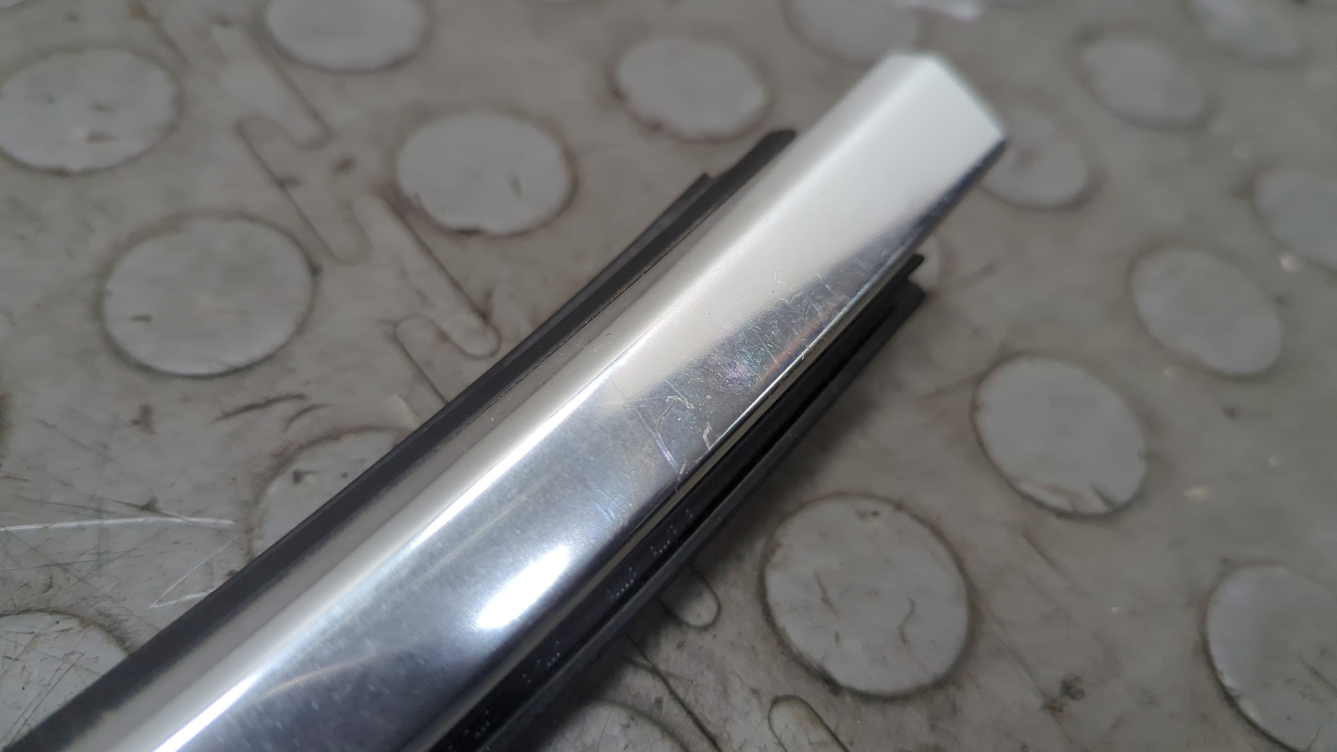 Накладка стекла заднего левого