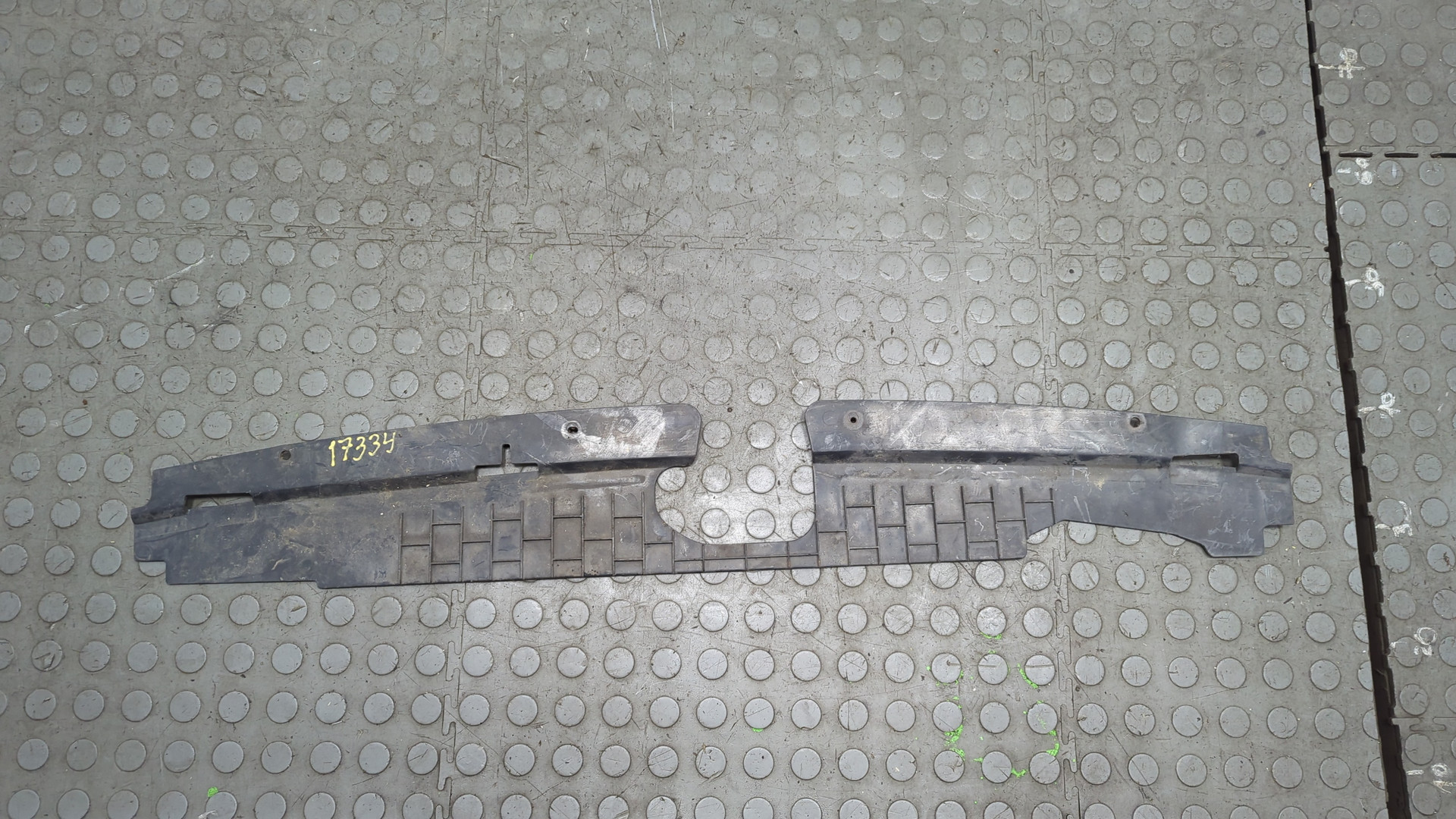 Кожух замка капота