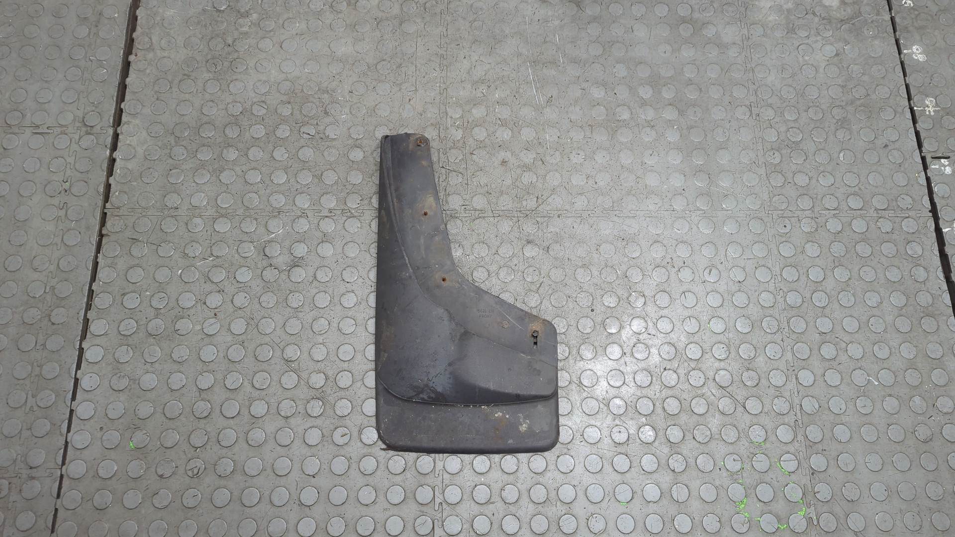 Брызговик передний левый