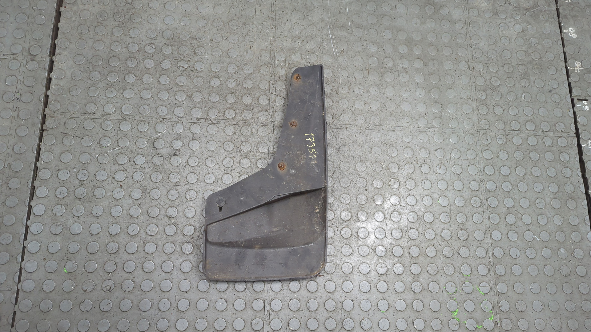 Брызговик передний левый