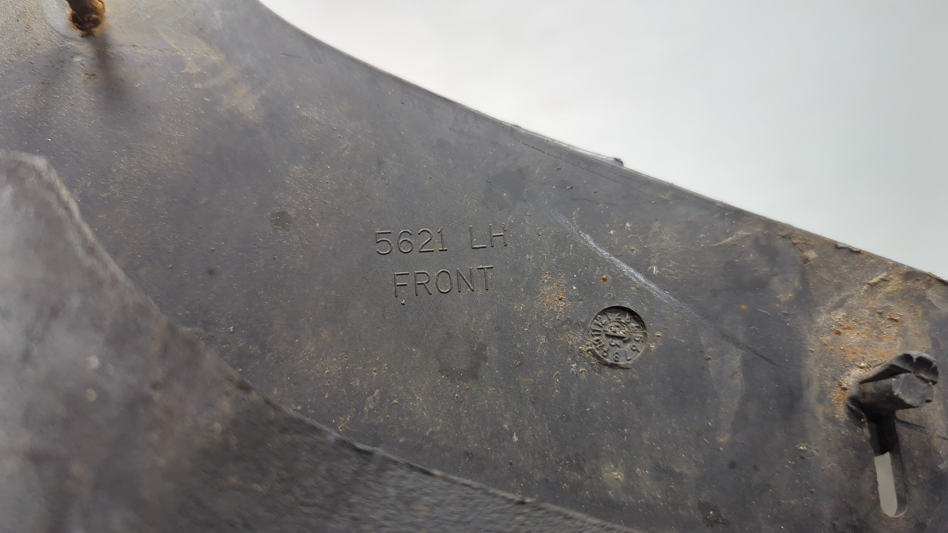 Брызговик передний левый