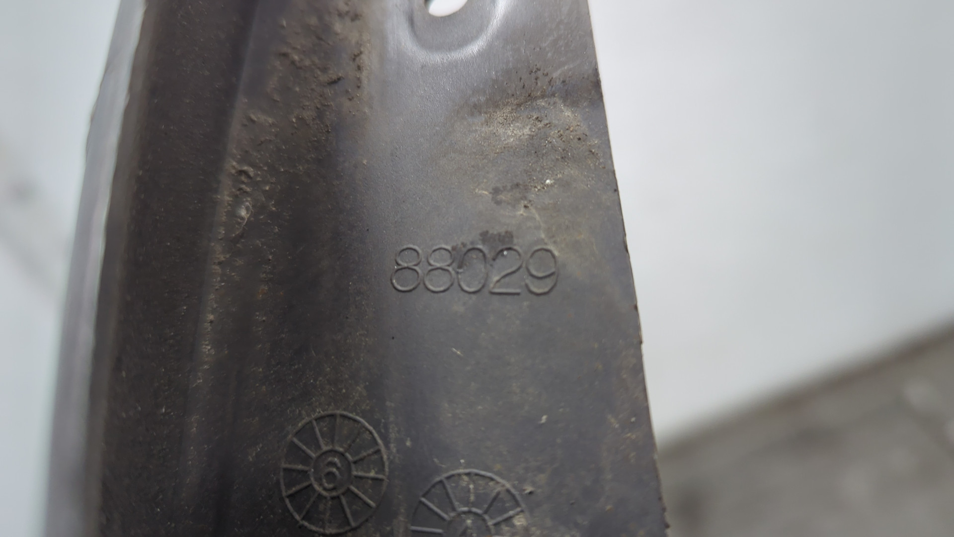 Брызговик передний левый