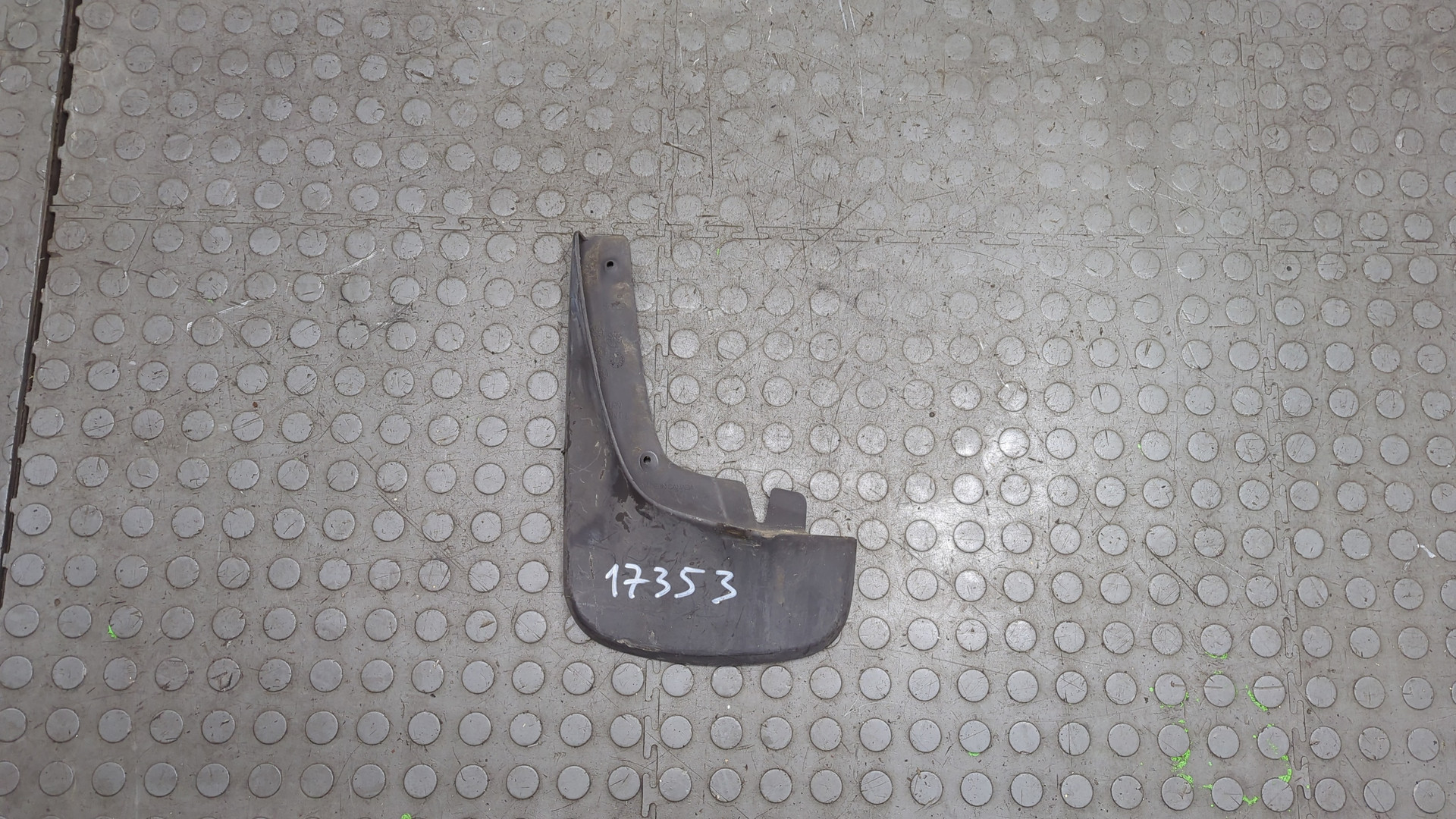 Брызговик передний левый