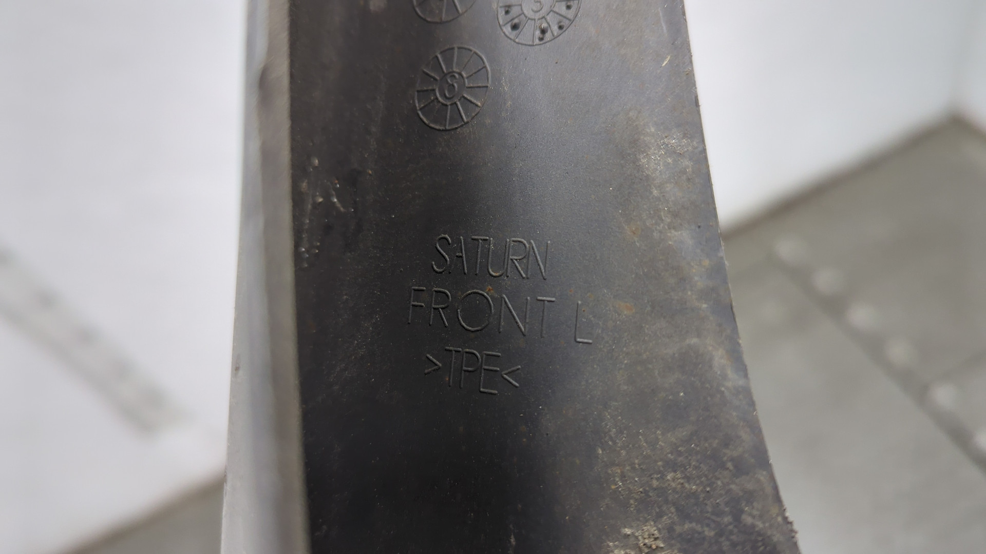 Брызговик передний левый