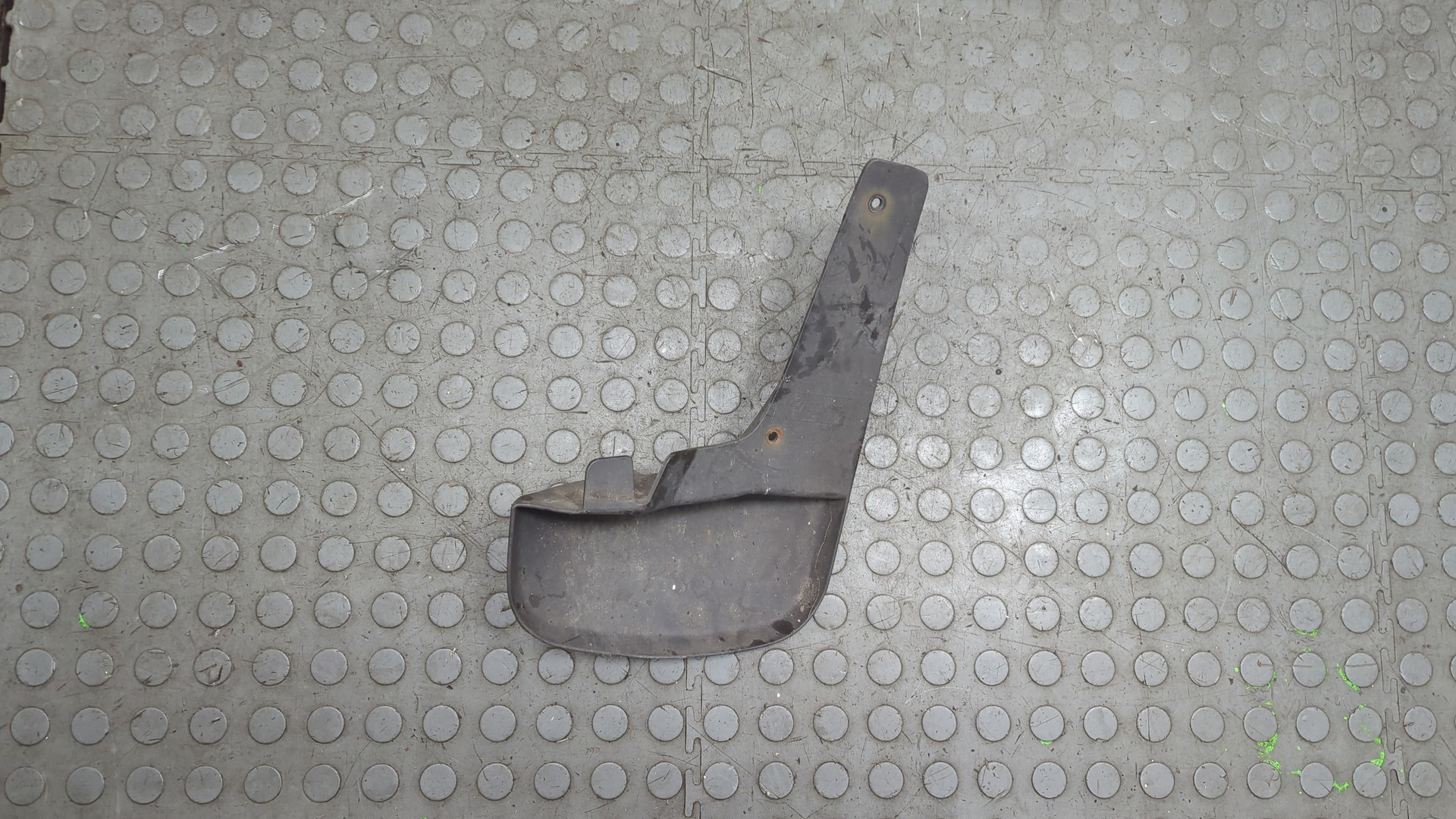 Брызговик передний левый