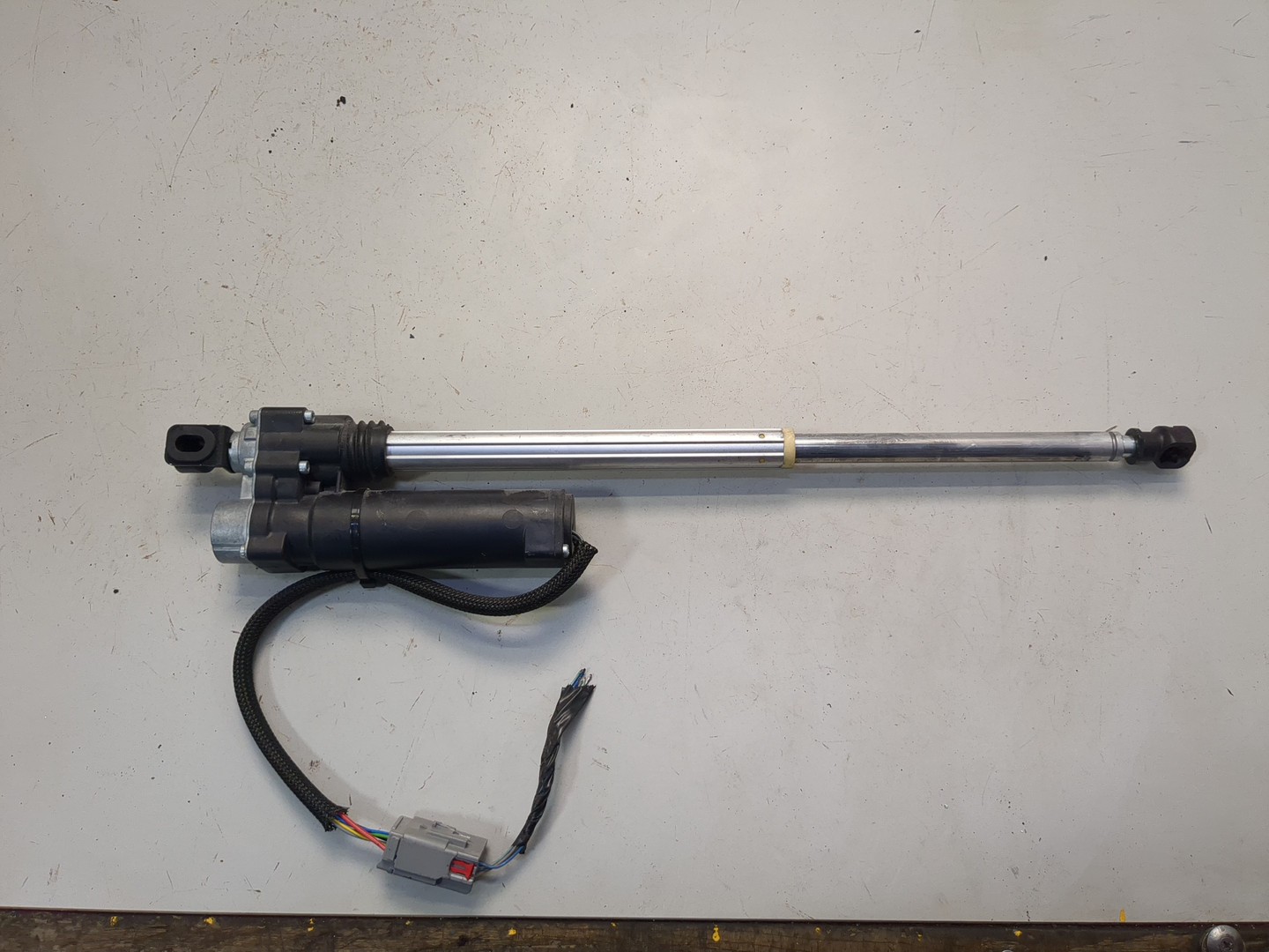 Амортизатор крышки багажника