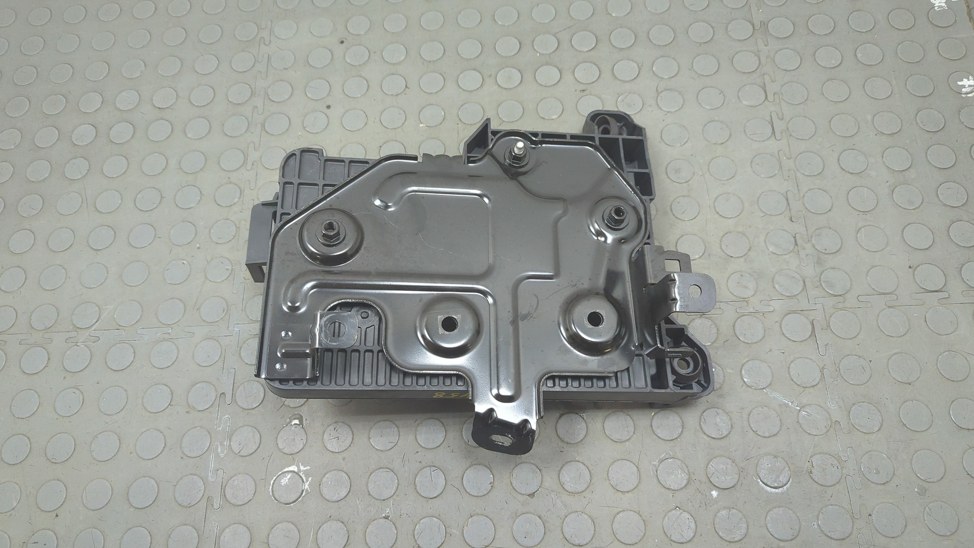 Площадка под аккумулятор (АКБ)