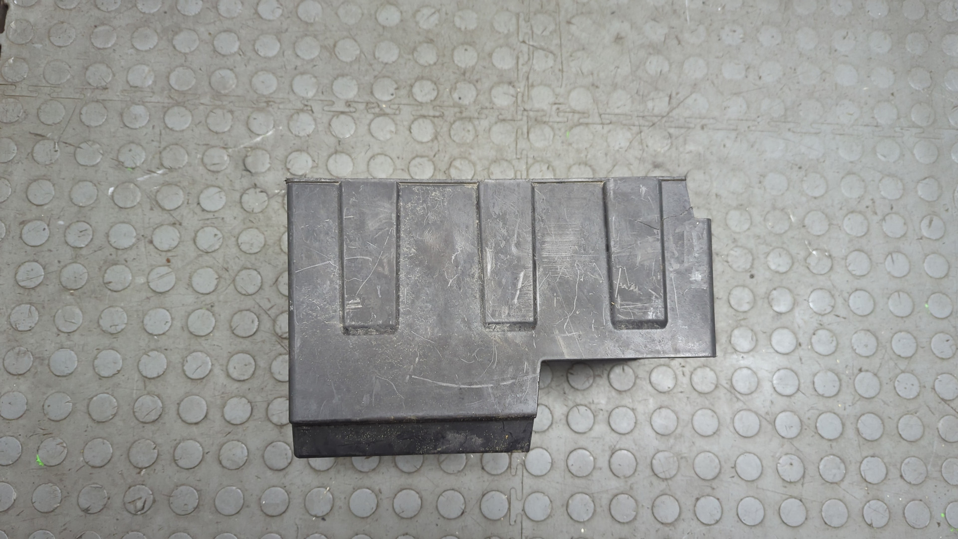 Площадка под аккумулятор (АКБ)