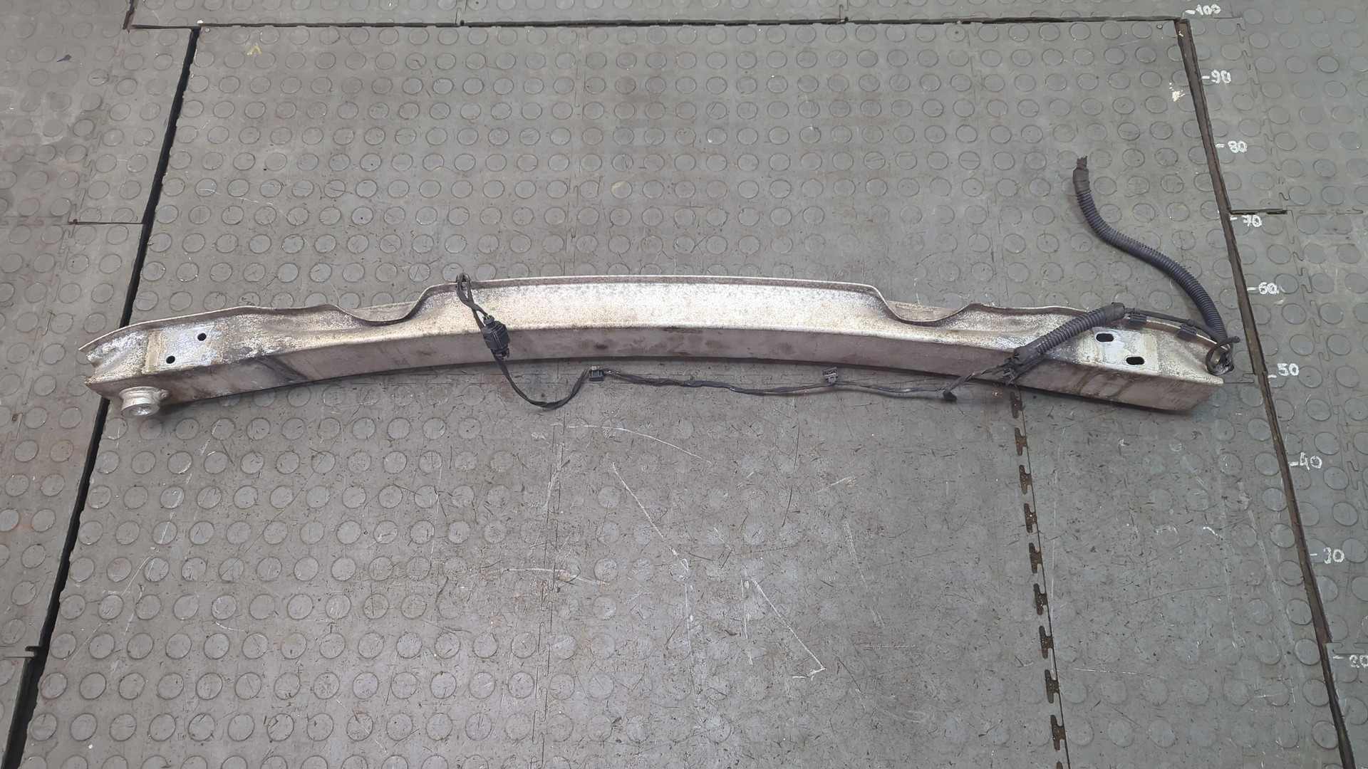 Усилитель переднего бампера