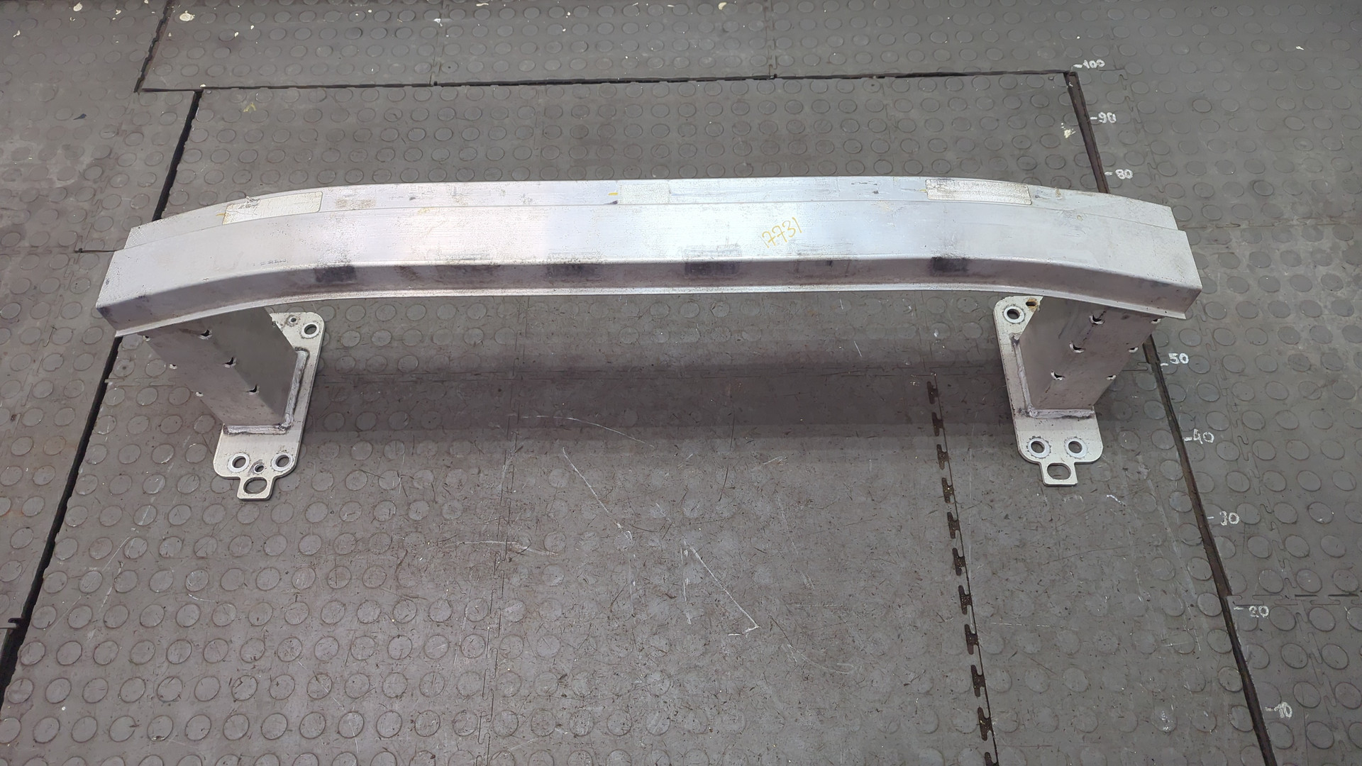 Усилитель переднего бампера