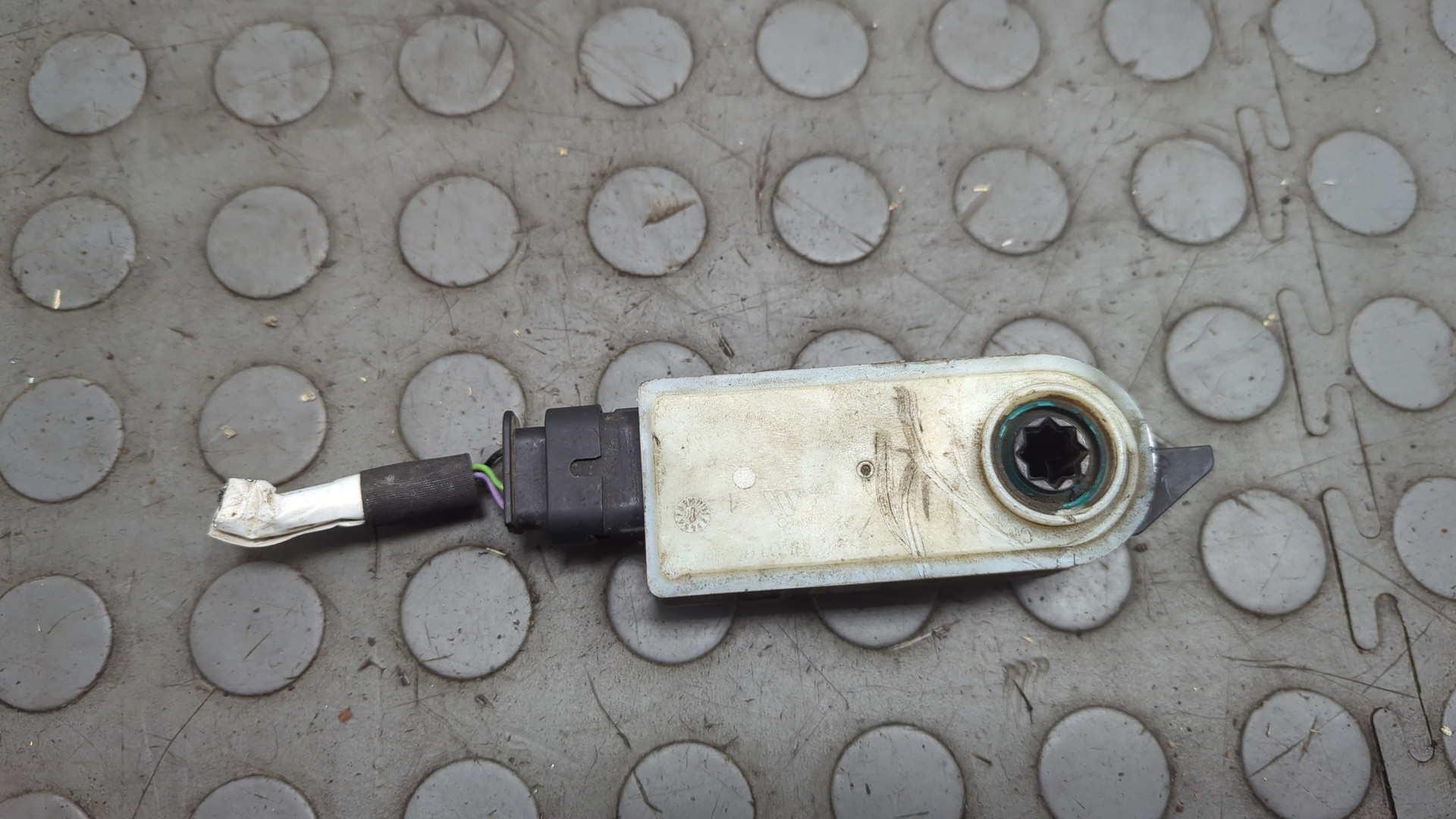 Моторчик заслонки решетки радиатора