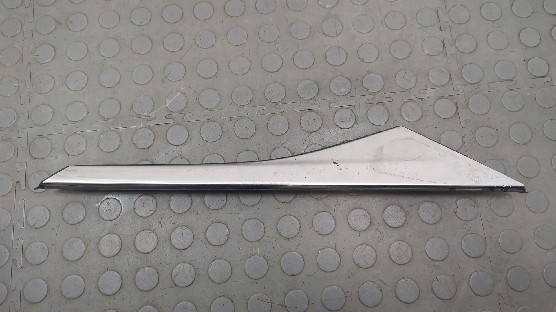 Молдинг заднего крыла правого