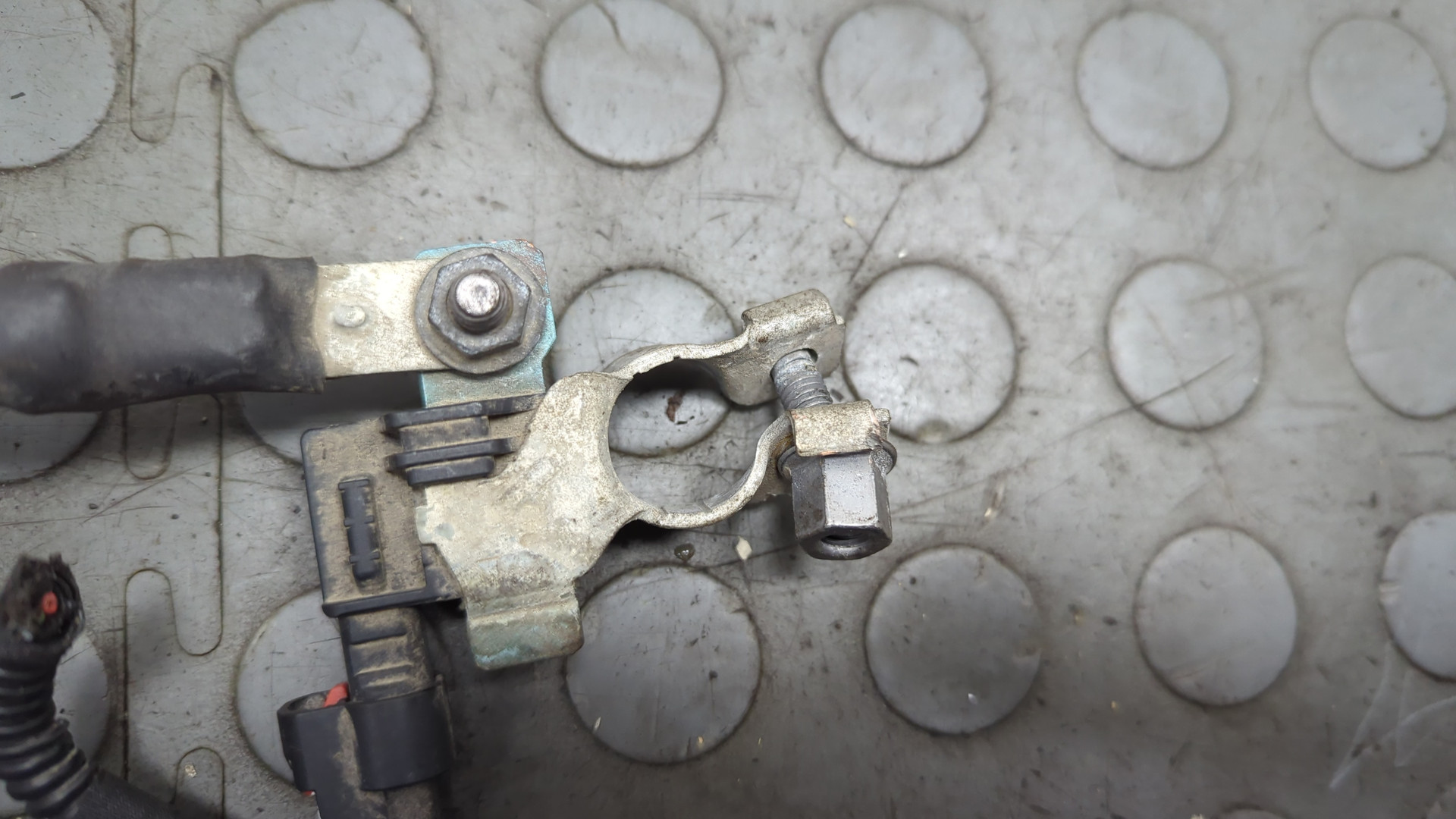 Клемма аккумулятора -