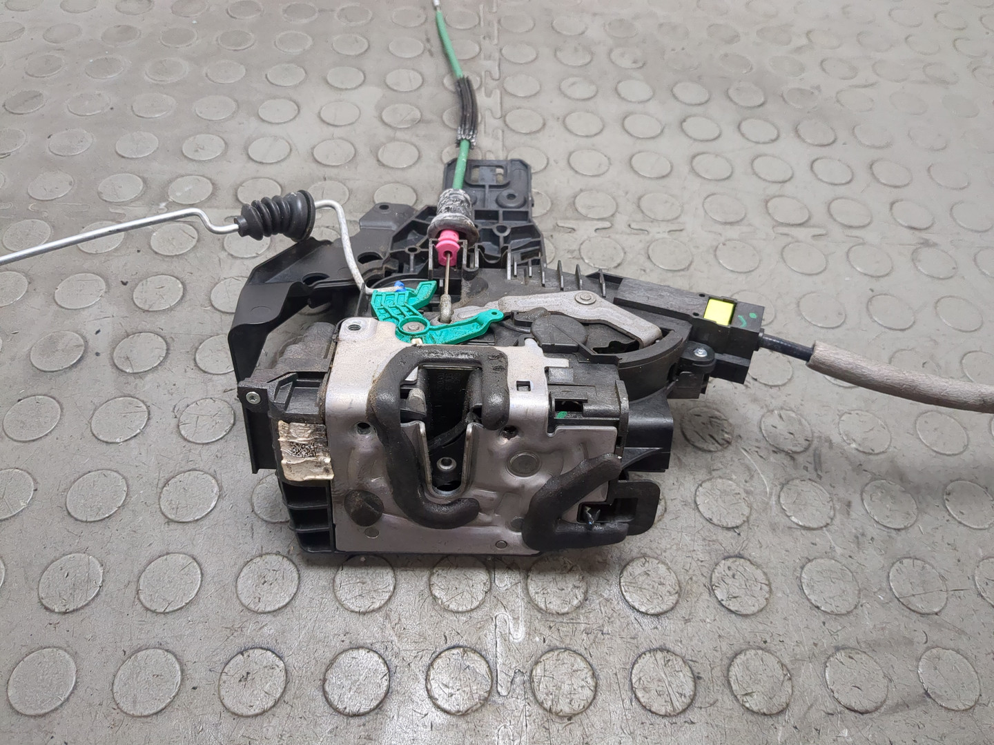 Замок двери задней левой