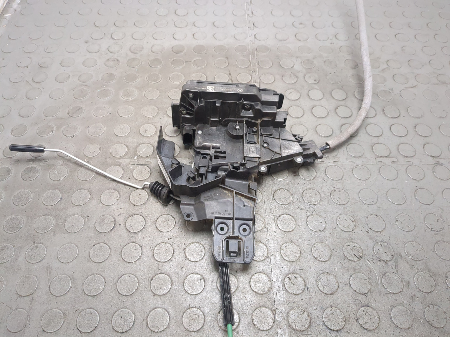 Замок двери задней левой