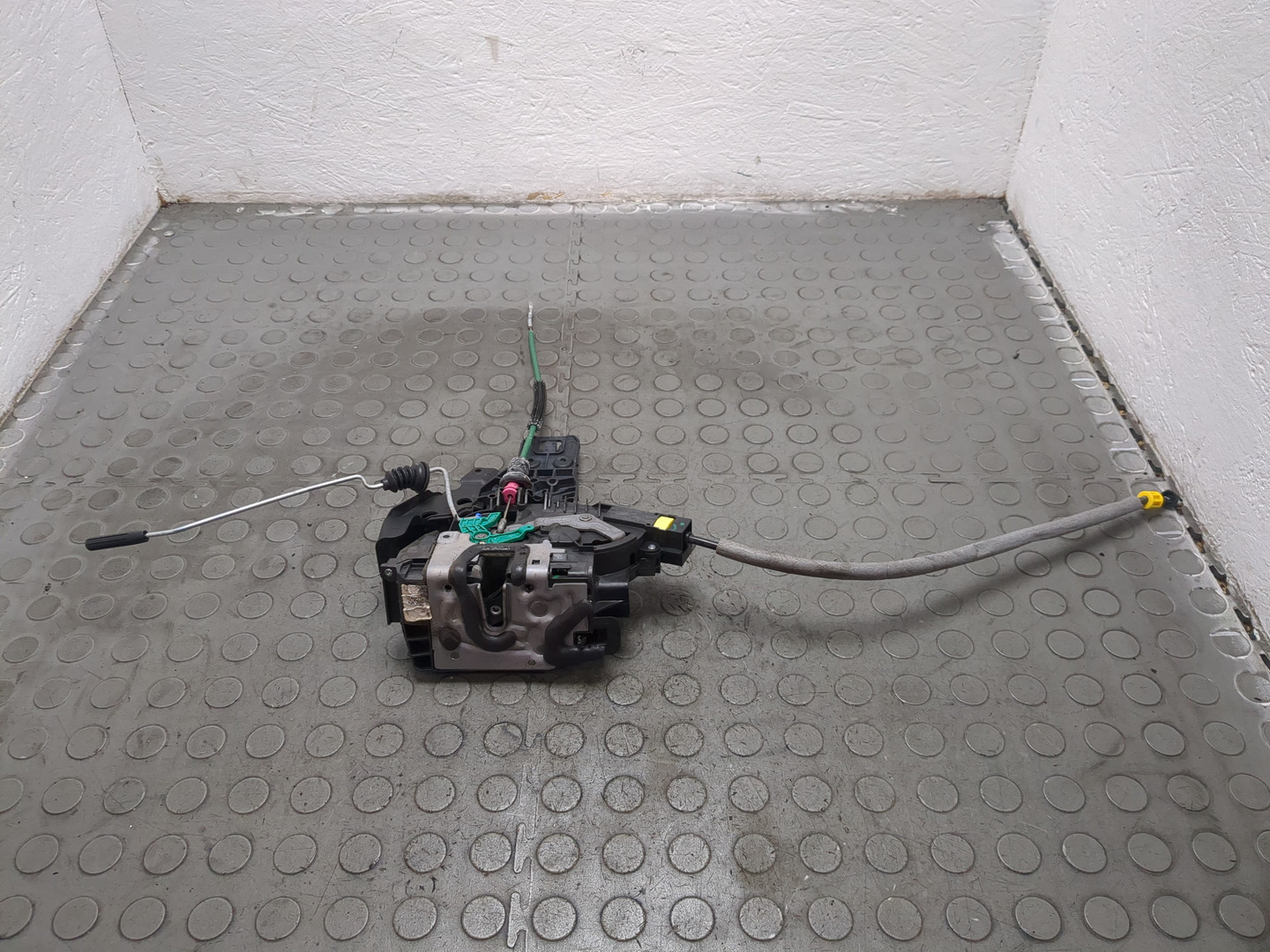 Замок двери задней левой