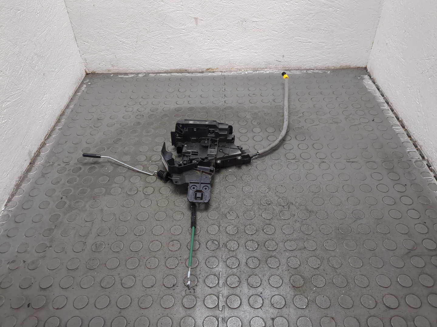 Замок двери задней левой