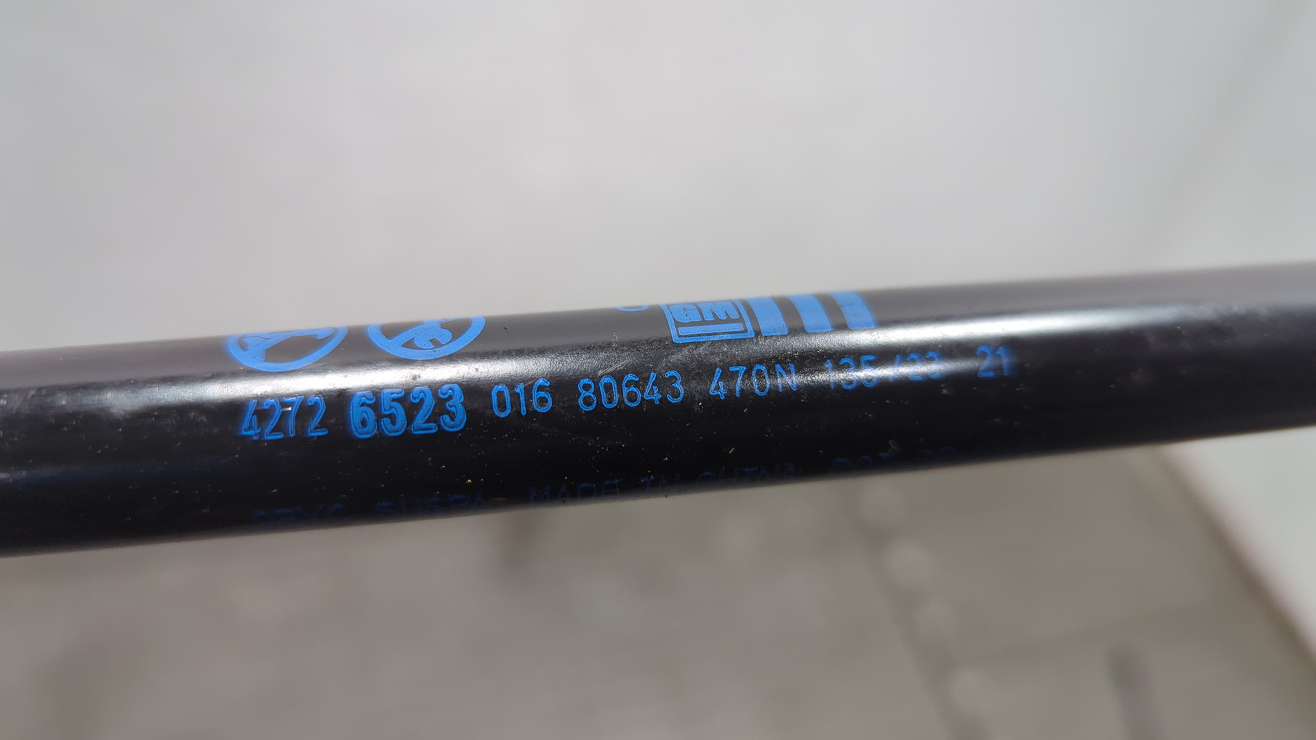 Амортизатор крышки багажника