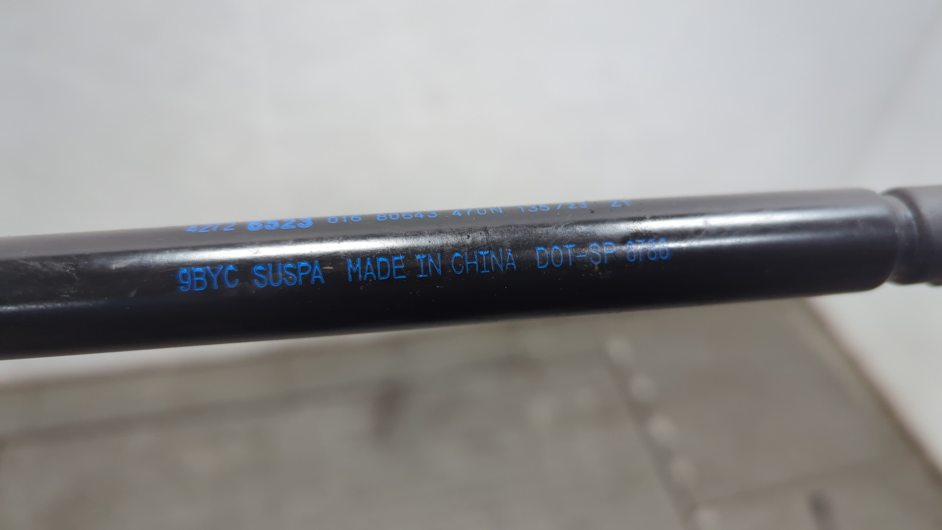 Амортизатор крышки багажника