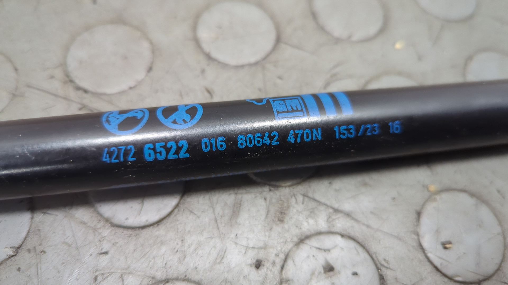 Амортизатор крышки багажника