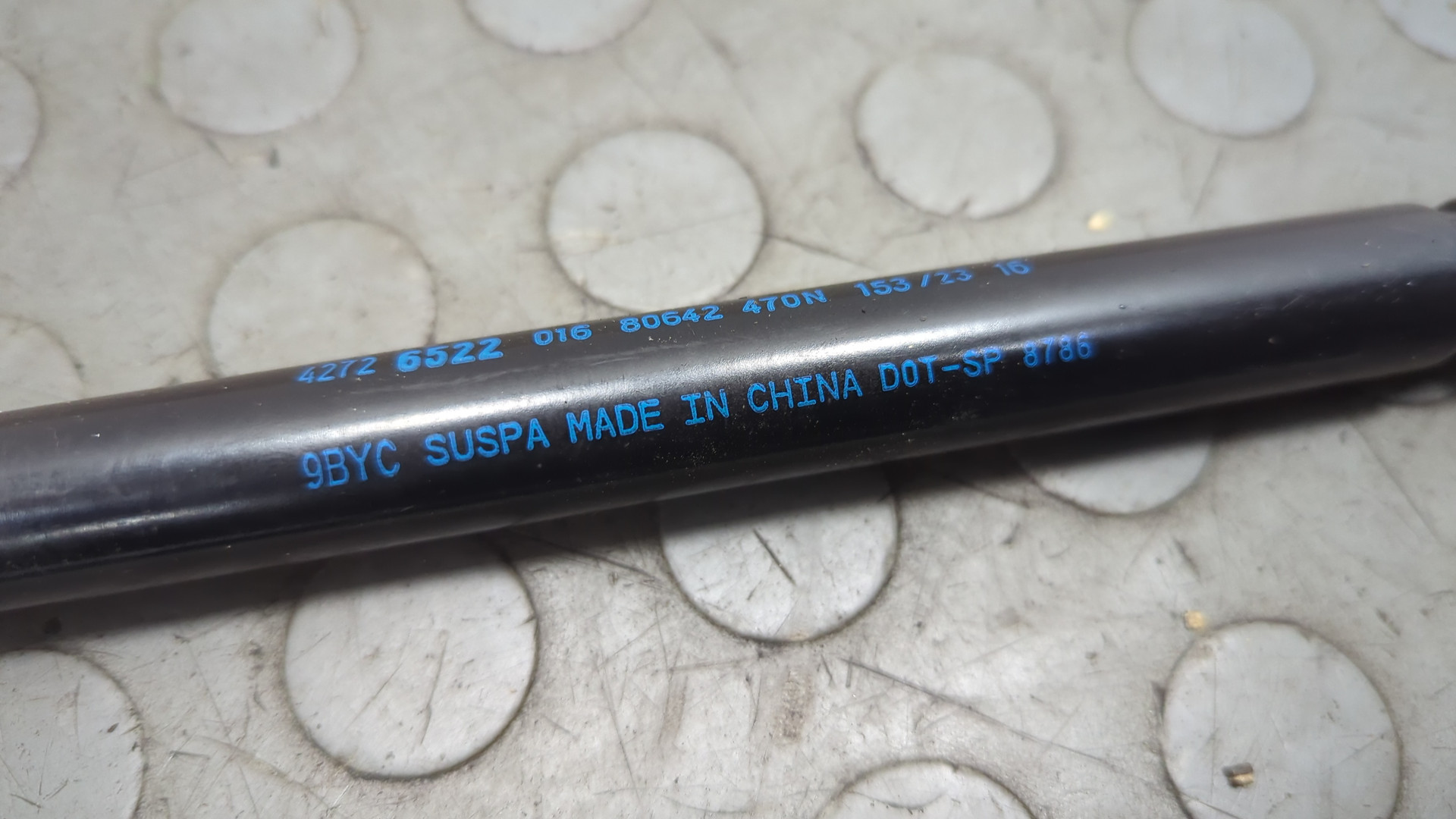 Амортизатор крышки багажника