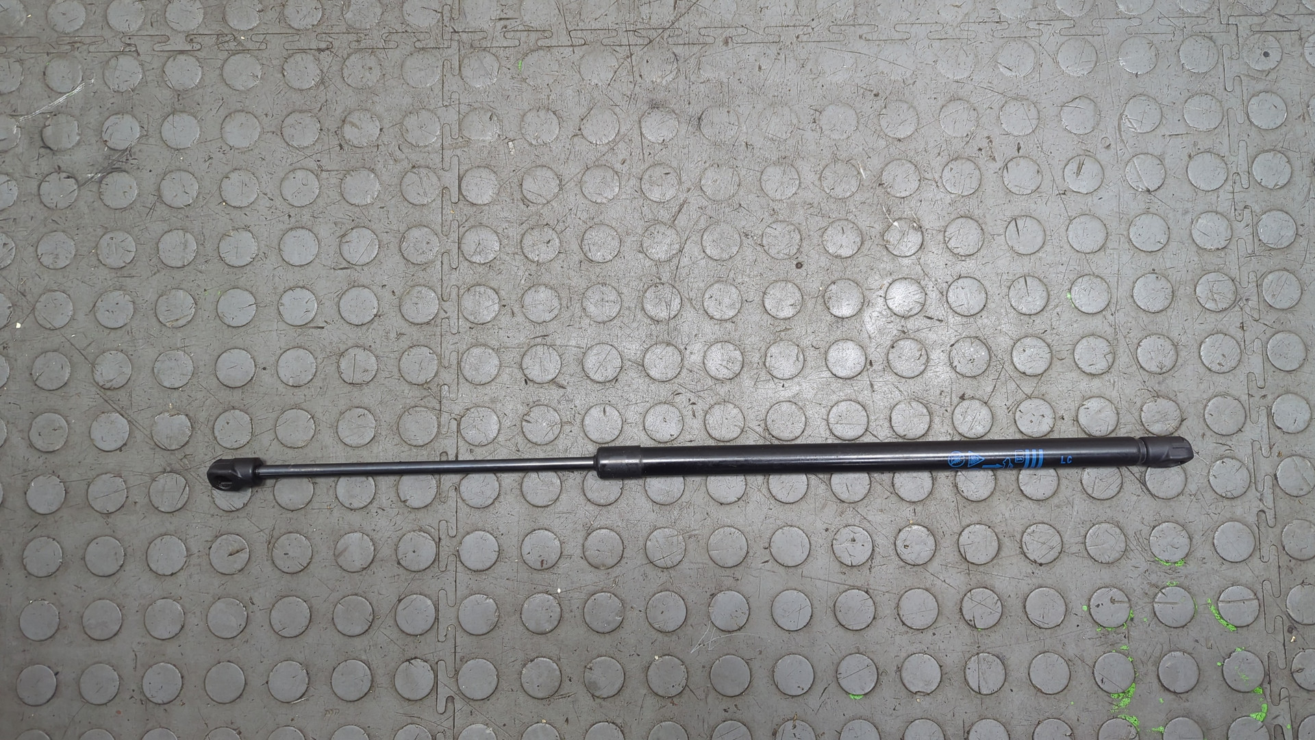 Амортизатор крышки багажника