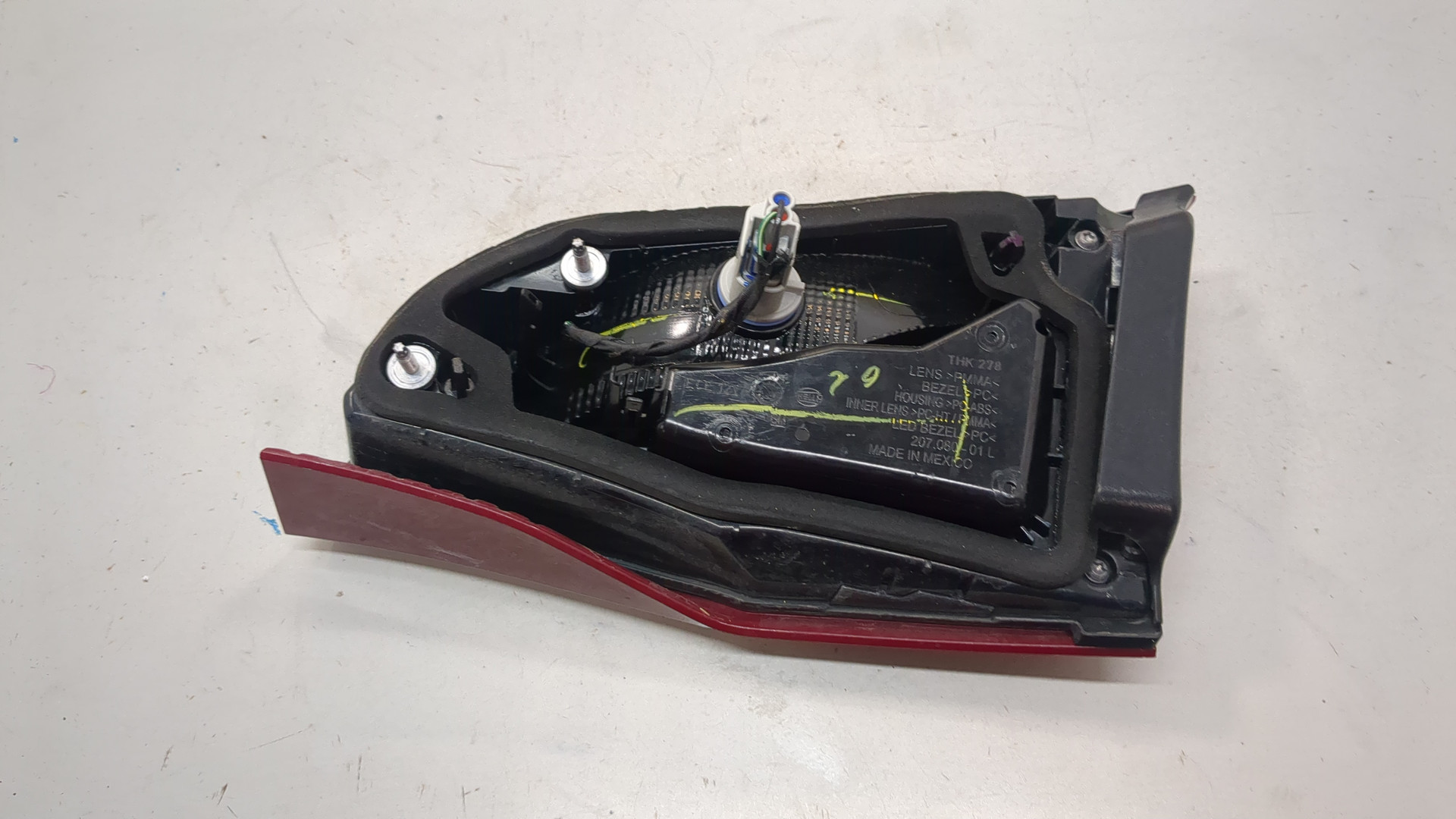 Фонарь задний внутренний левый