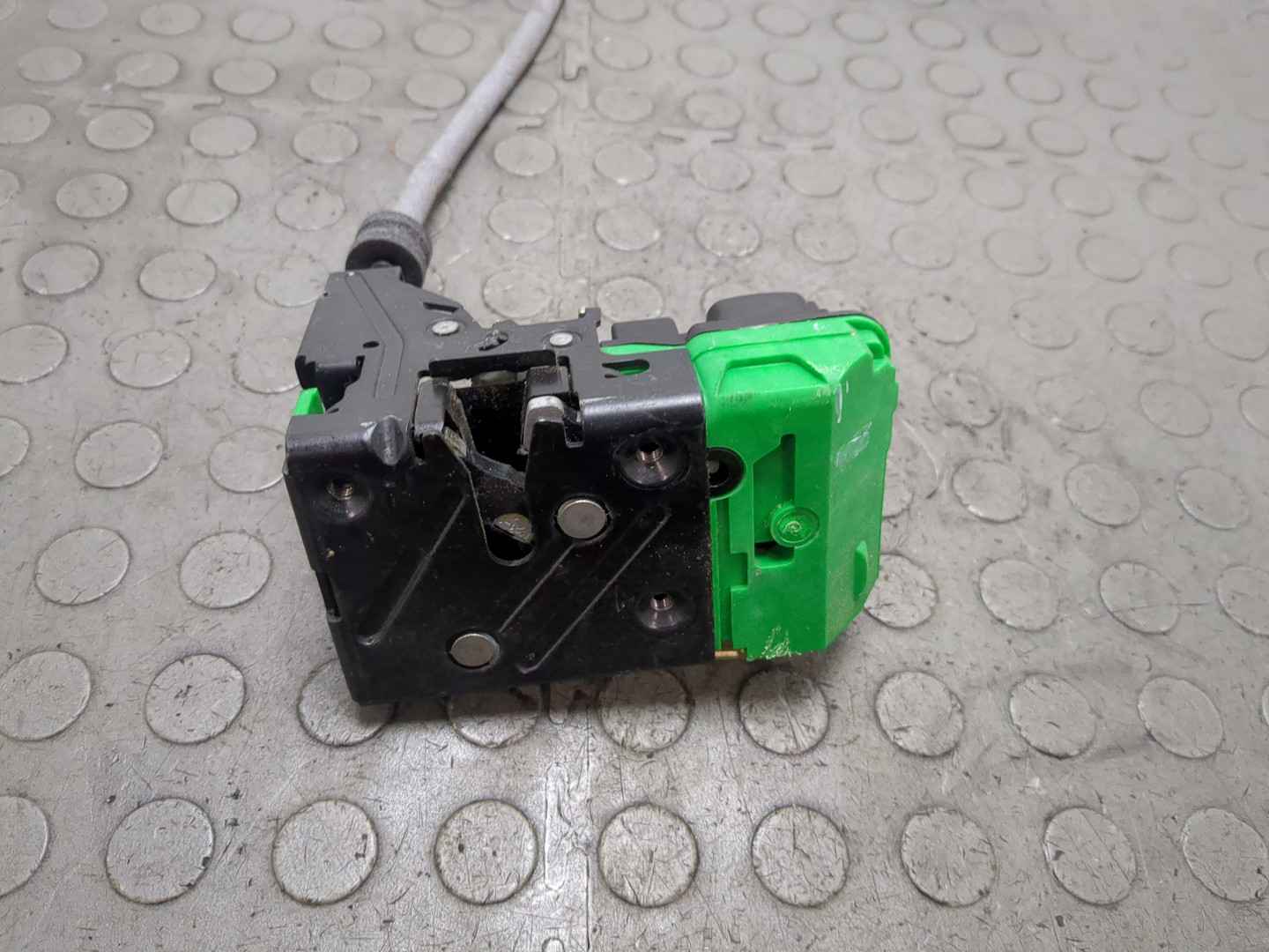 Замок двери передней правой