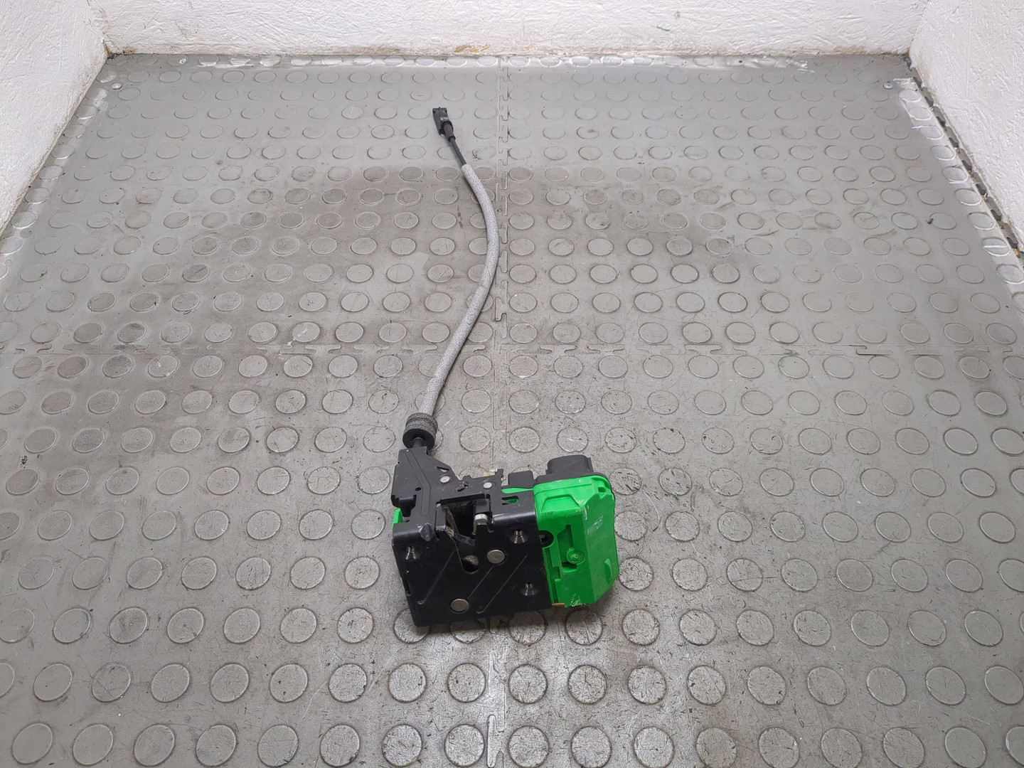 Замок двери передней правой