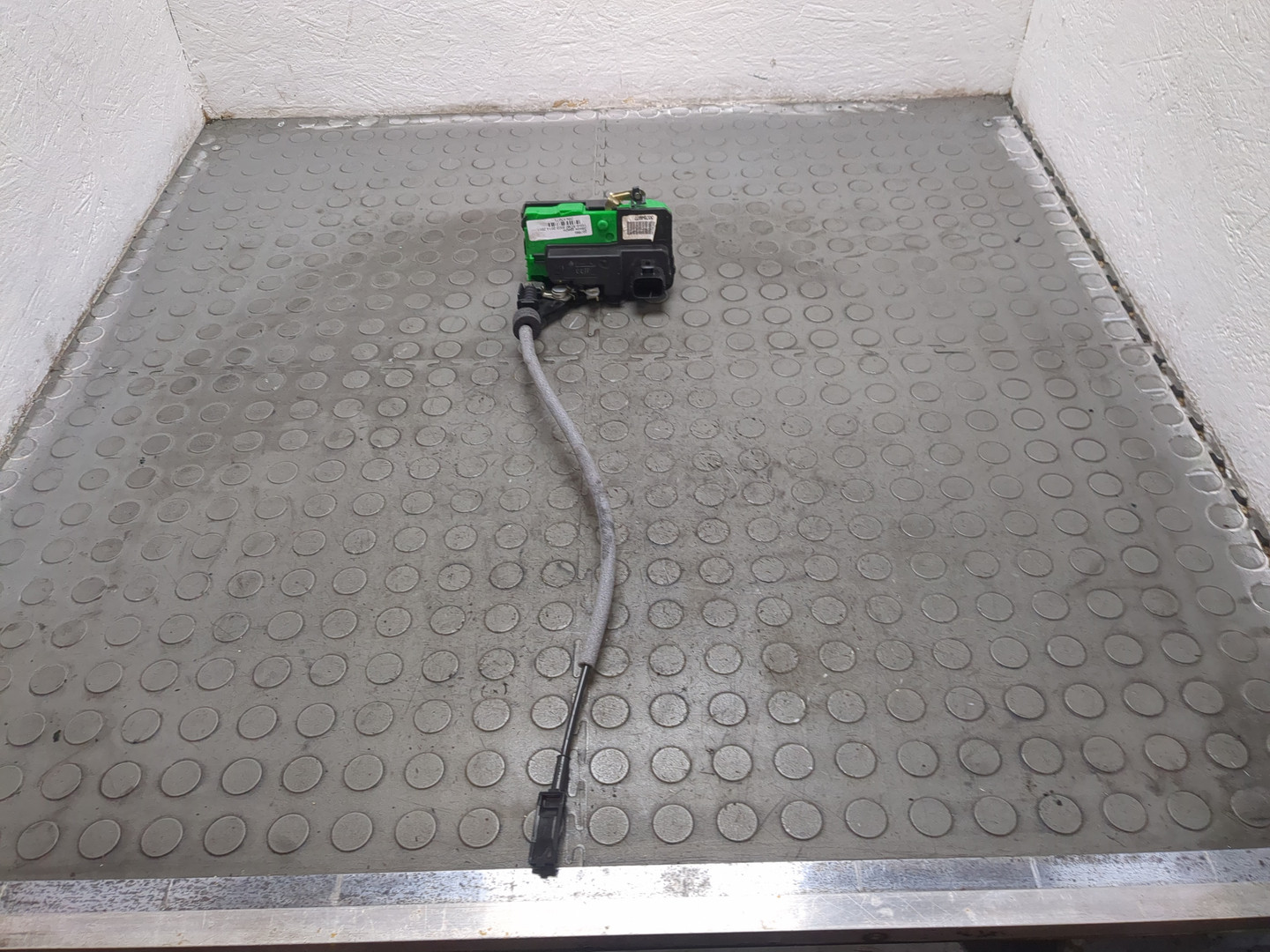 Замок двери передней правой