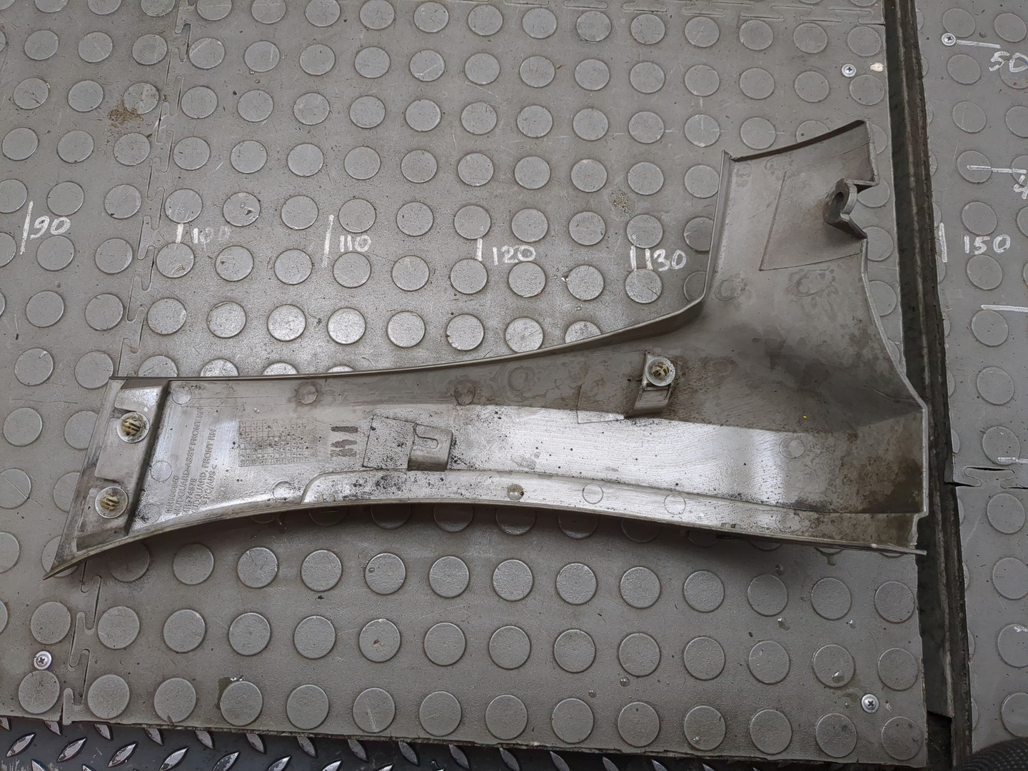 Накладка переднего крыла правого