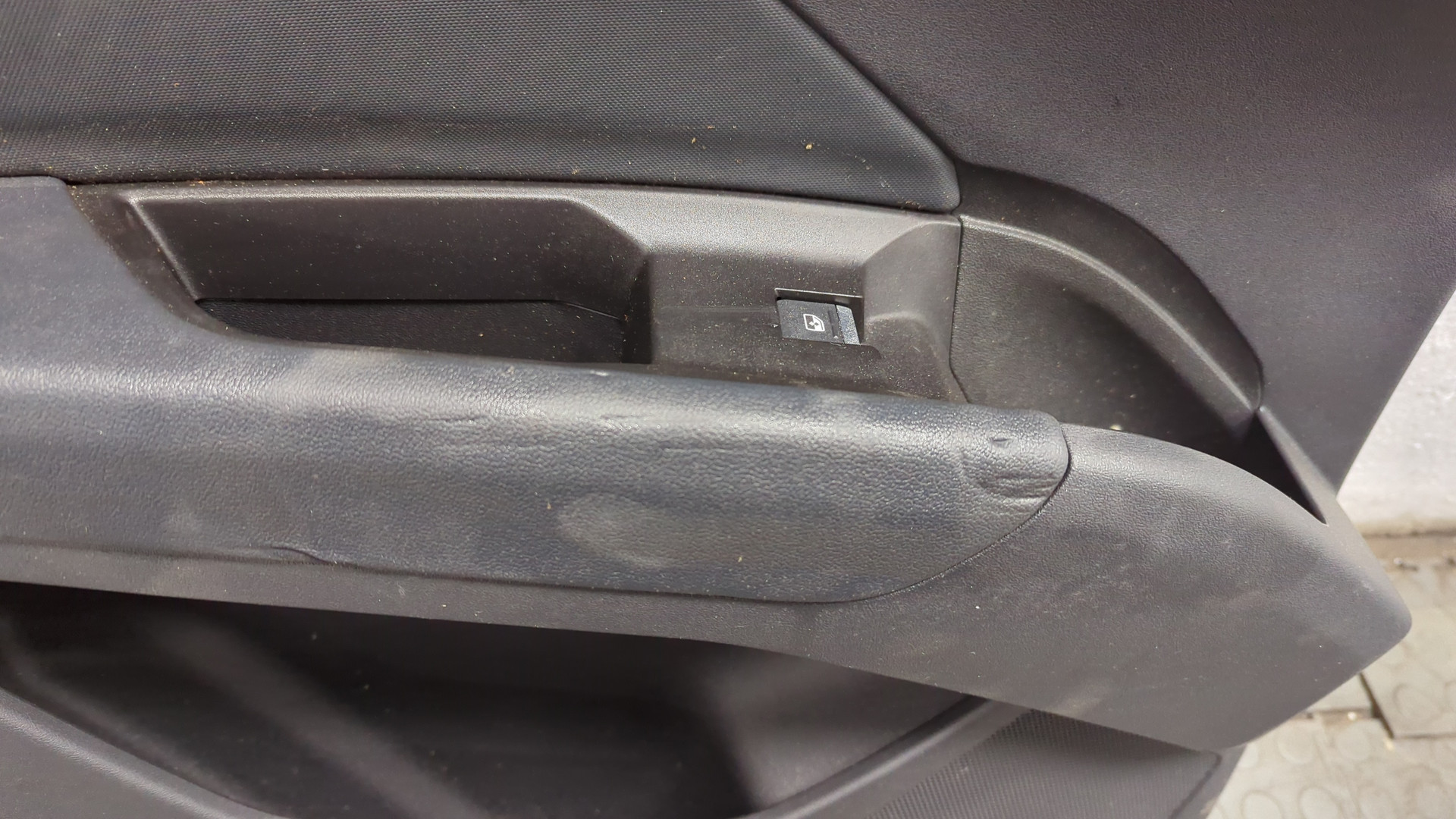 Обшивка двери задней левой