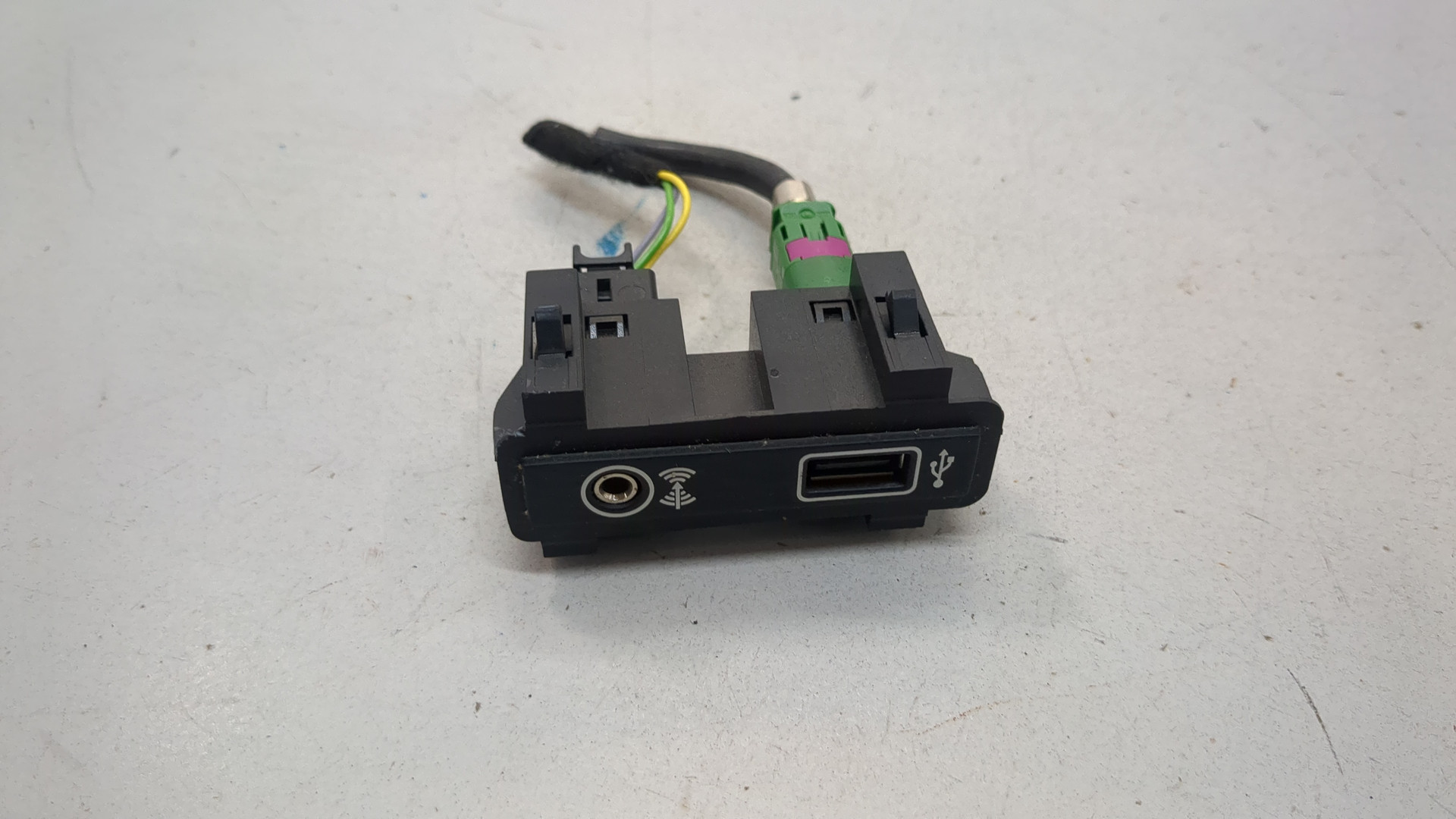 Гнездо AUX / USB IN