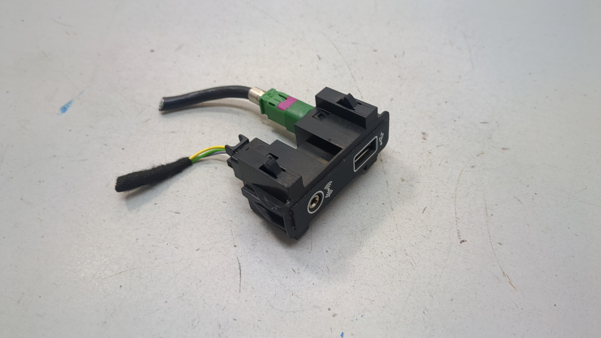 Гнездо AUX / USB IN