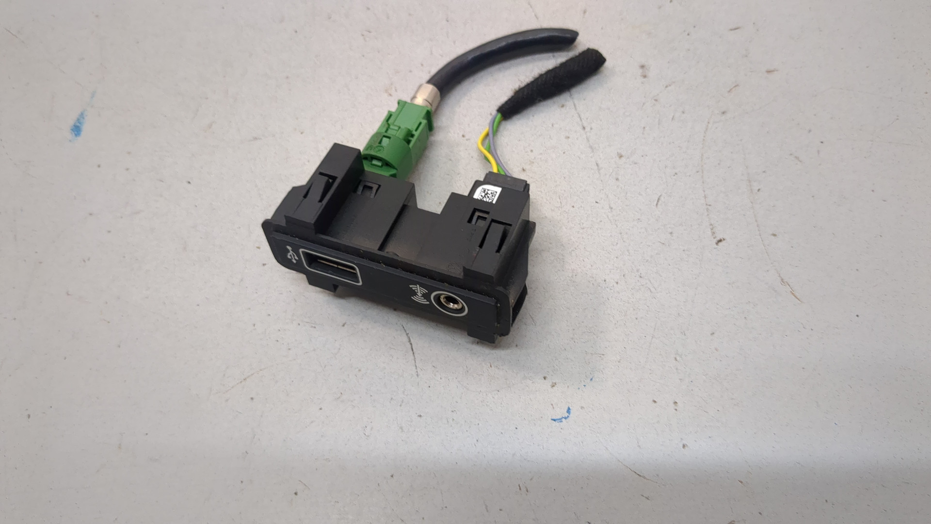 Гнездо AUX / USB IN