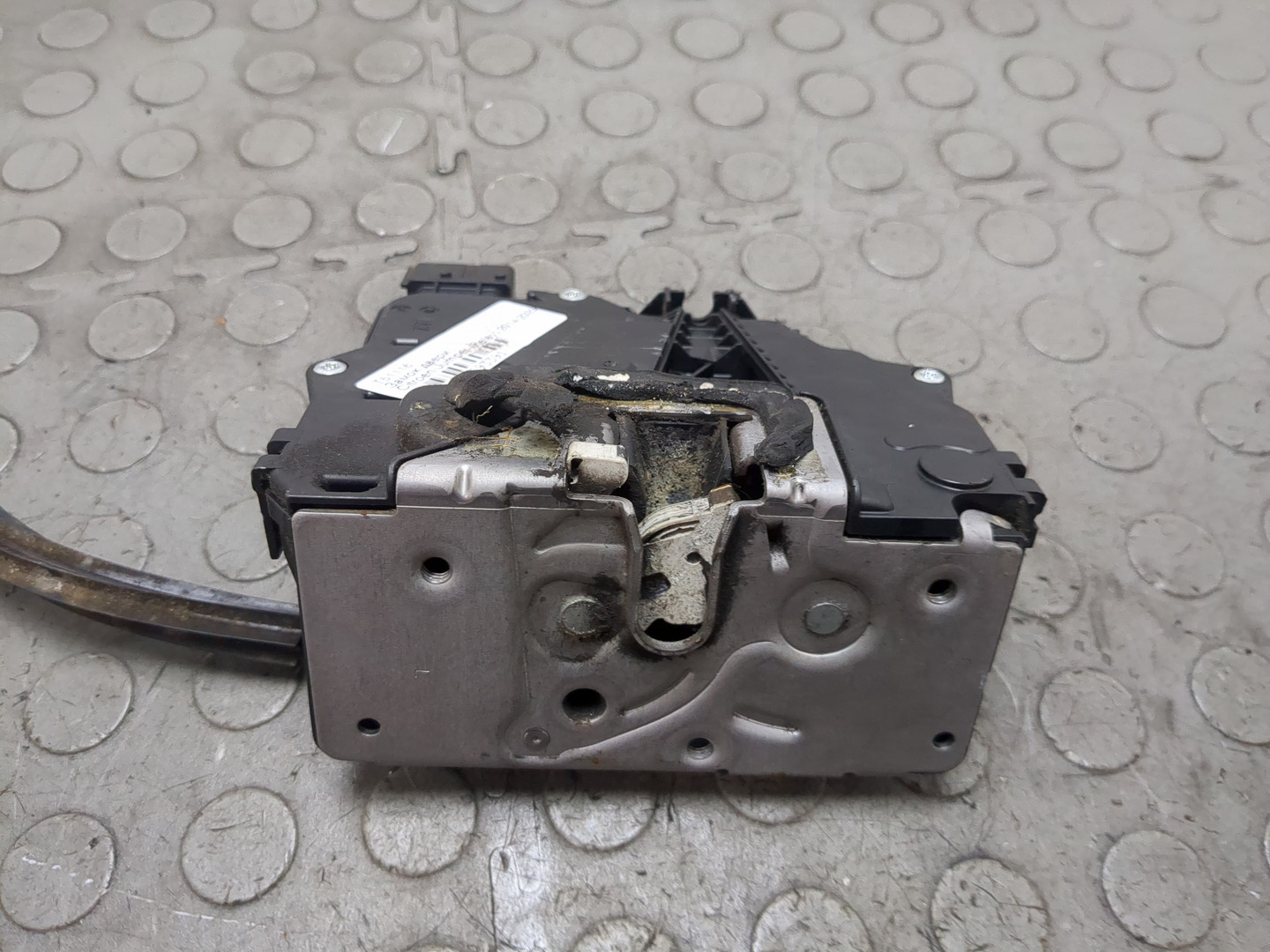 Замок двери передней левой