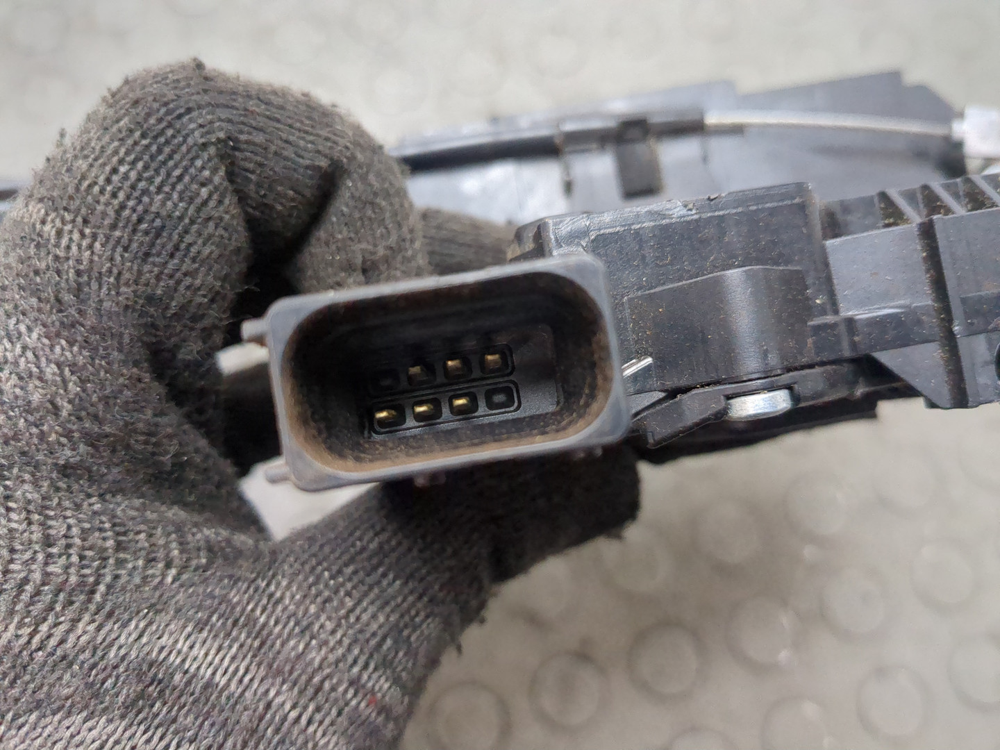 Замок двери передней левой