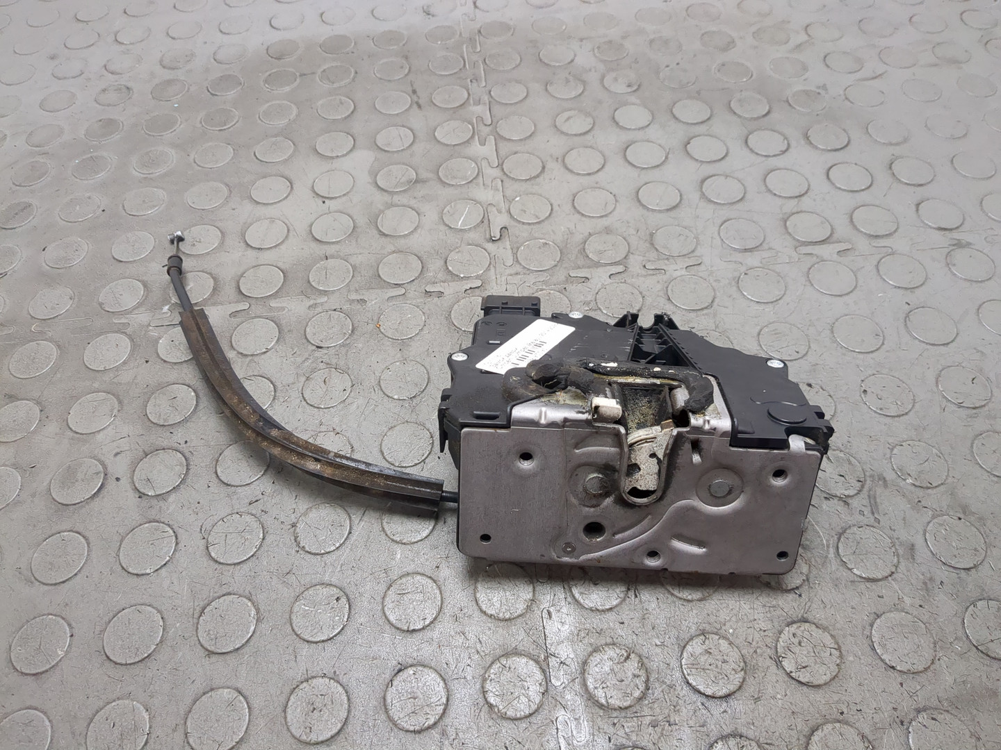 Замок двери передней левой